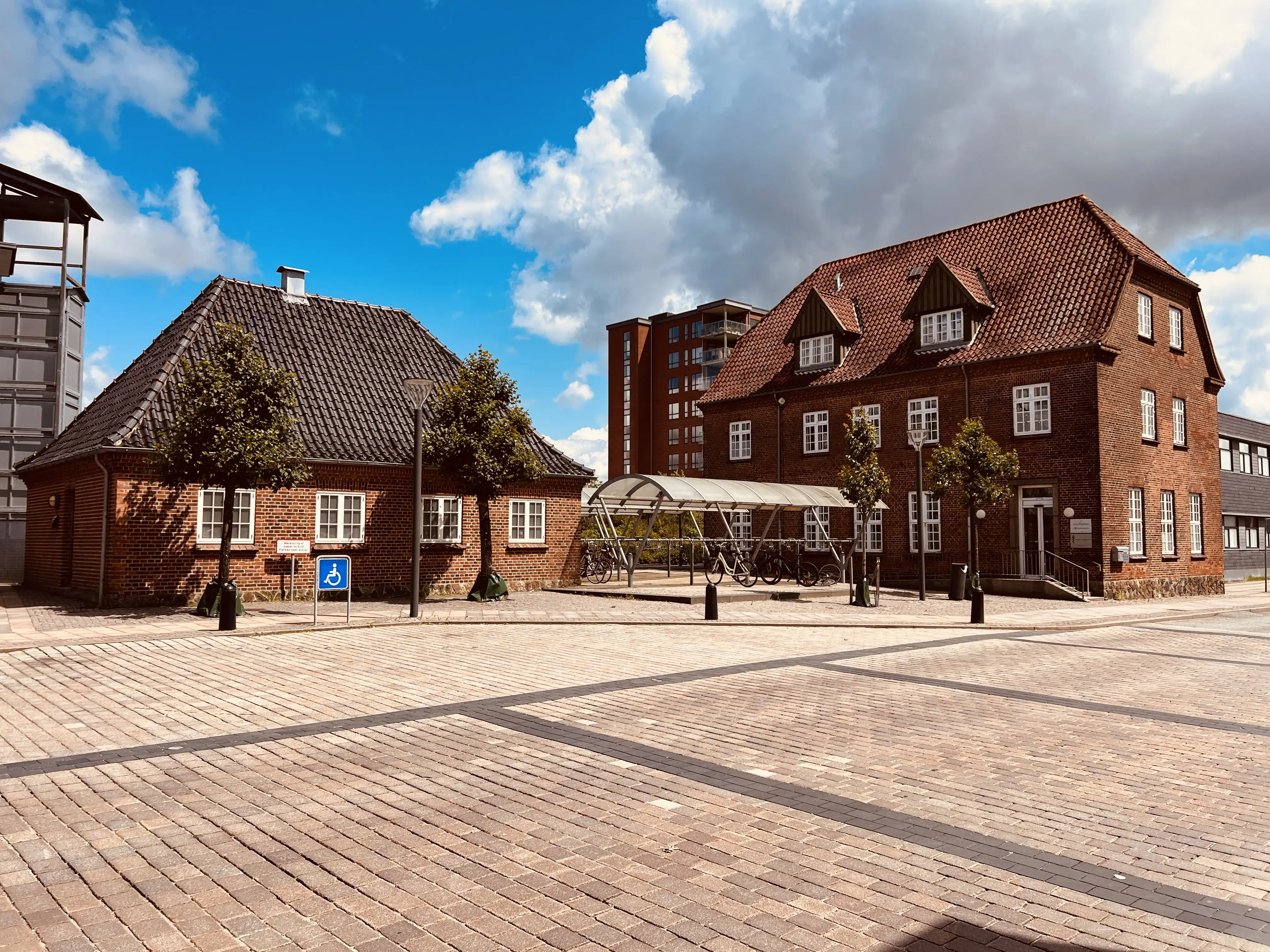 Billede af Brande Stations retirade til venstre og posthuset til højre. Billede af Brande Stations retirade til venstre og posthuset til højre.