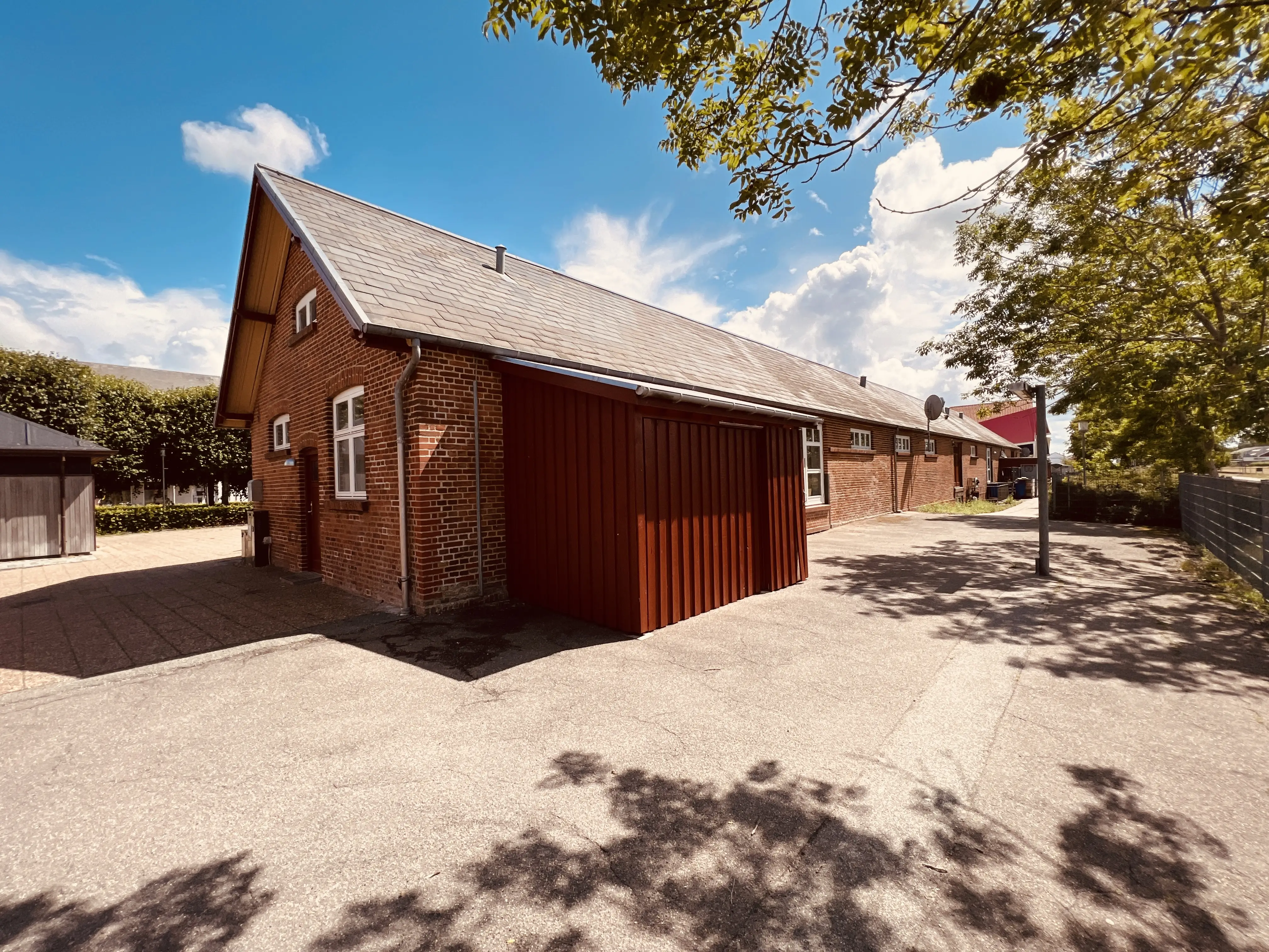 Billede af Skjern Stations varehus. Billede af Skjern Stations varehus.