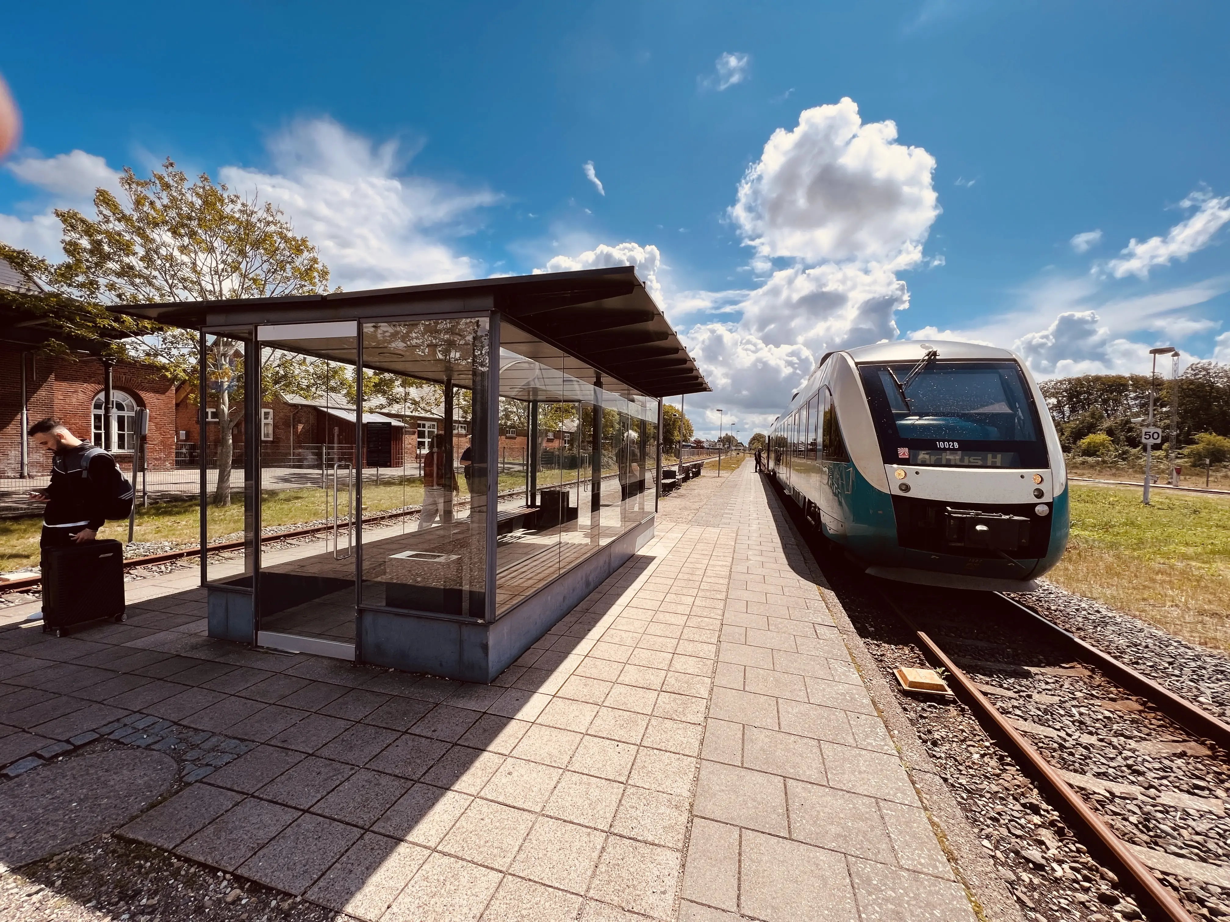 Billede af tog ud for Skjern Station. Billede af tog ud for Skjern Station.