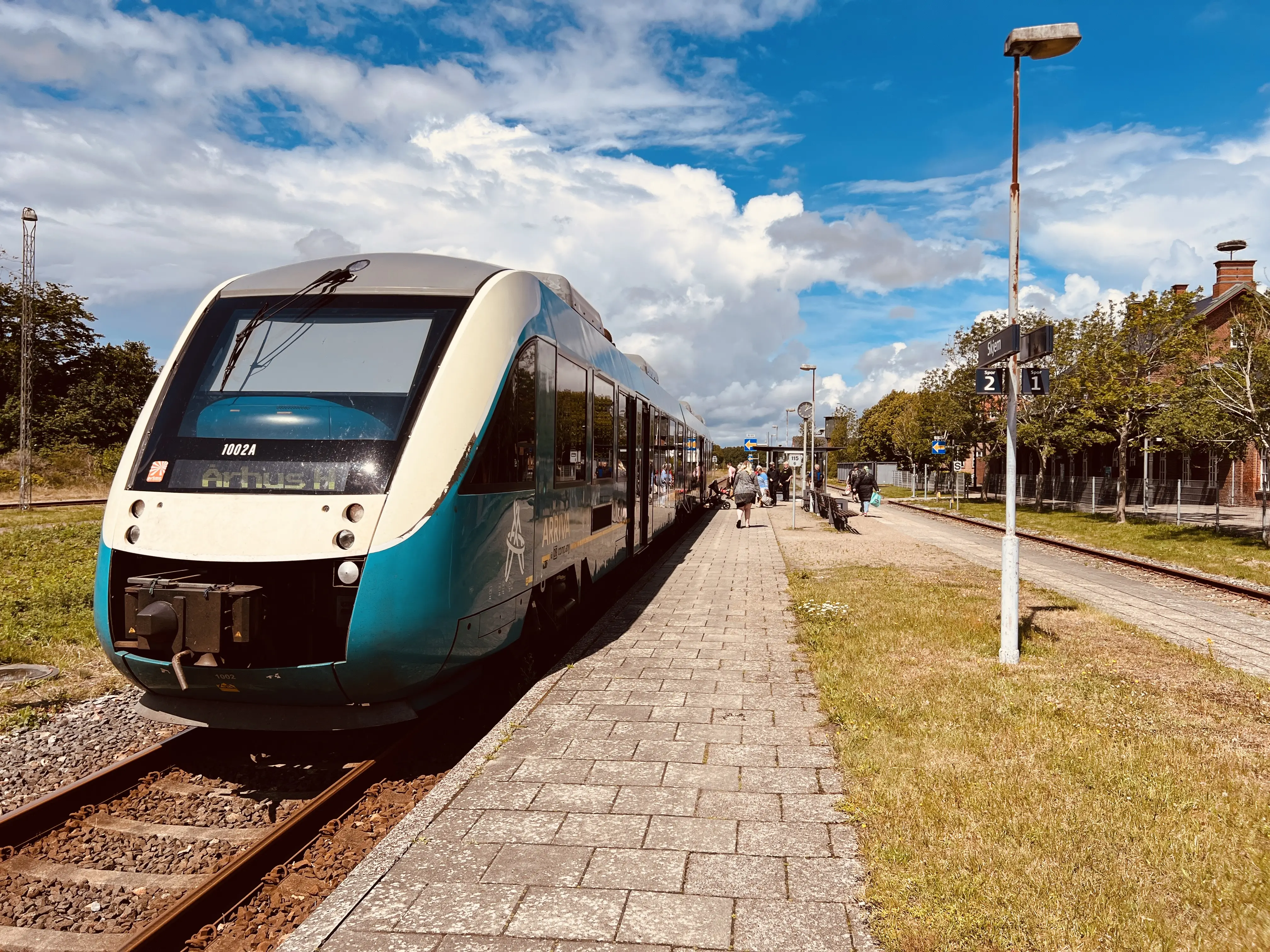 Billede af ARRIVA AR 1002 fotograferet ud for Skjern Station. Billede af ARRIVA AR 1002 fotograferet ud for Skjern Station.