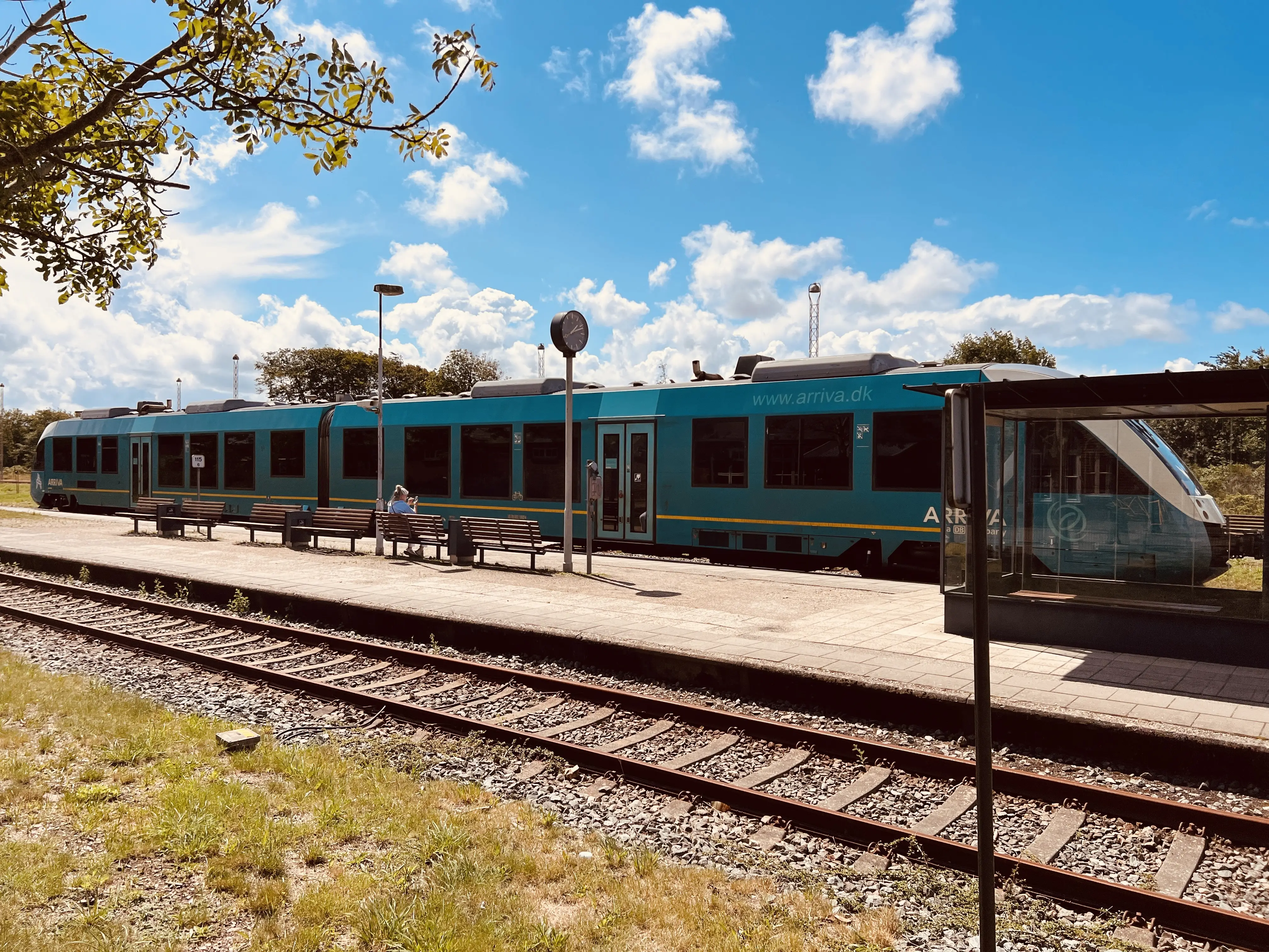 Billede af tog ud for Skjern Station. Billede af tog ud for Skjern Station.
