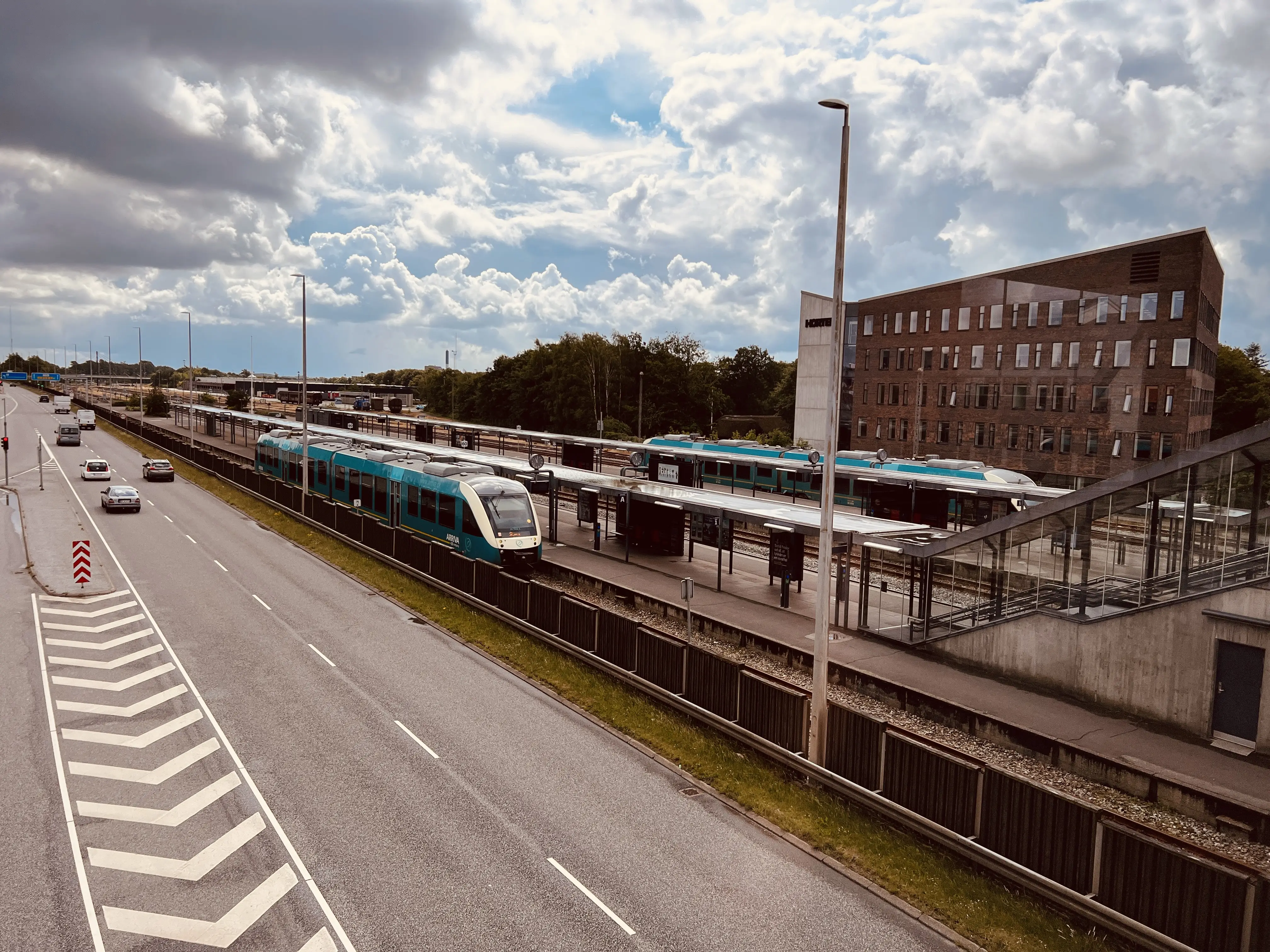 Billede af tog ud for Herning Banegård Center. Billede af tog ud for Herning Banegård Center.