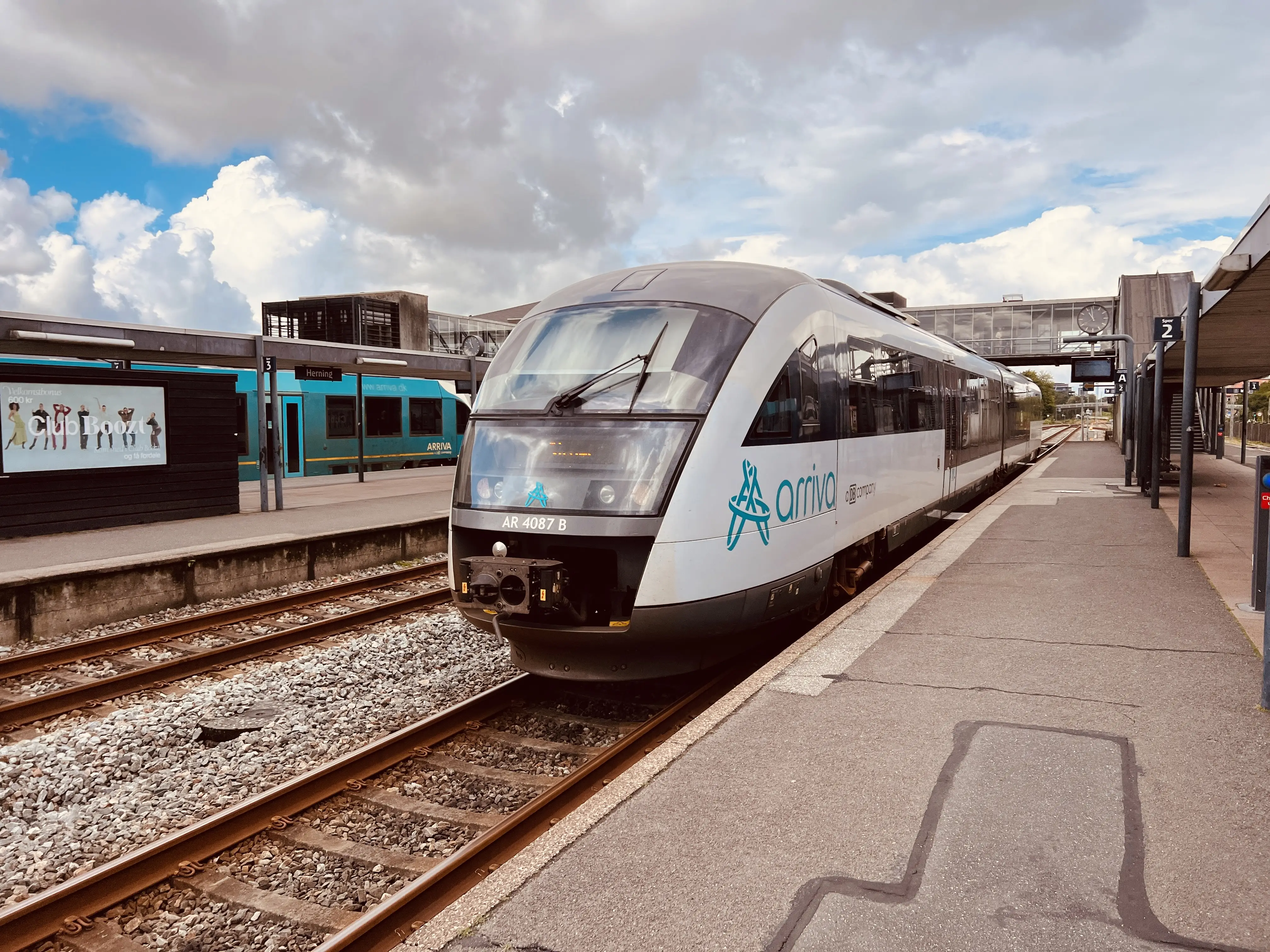 Billede af tog ud for Herning Banegård Center. Billede af tog ud for Herning Banegård Center.