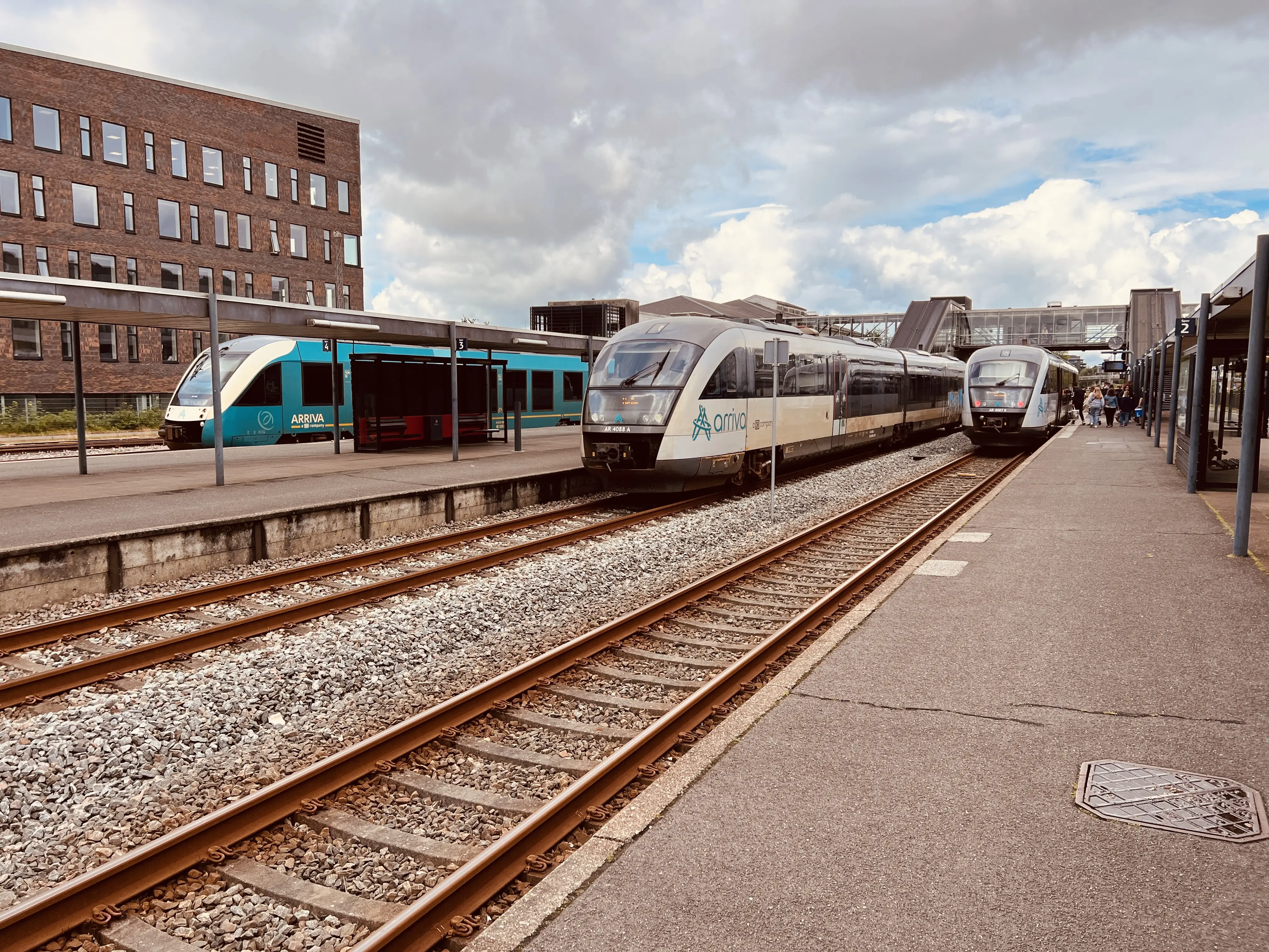 Billede af tog ud for Herning Banegård Center. Billede af tog ud for Herning Banegård Center.