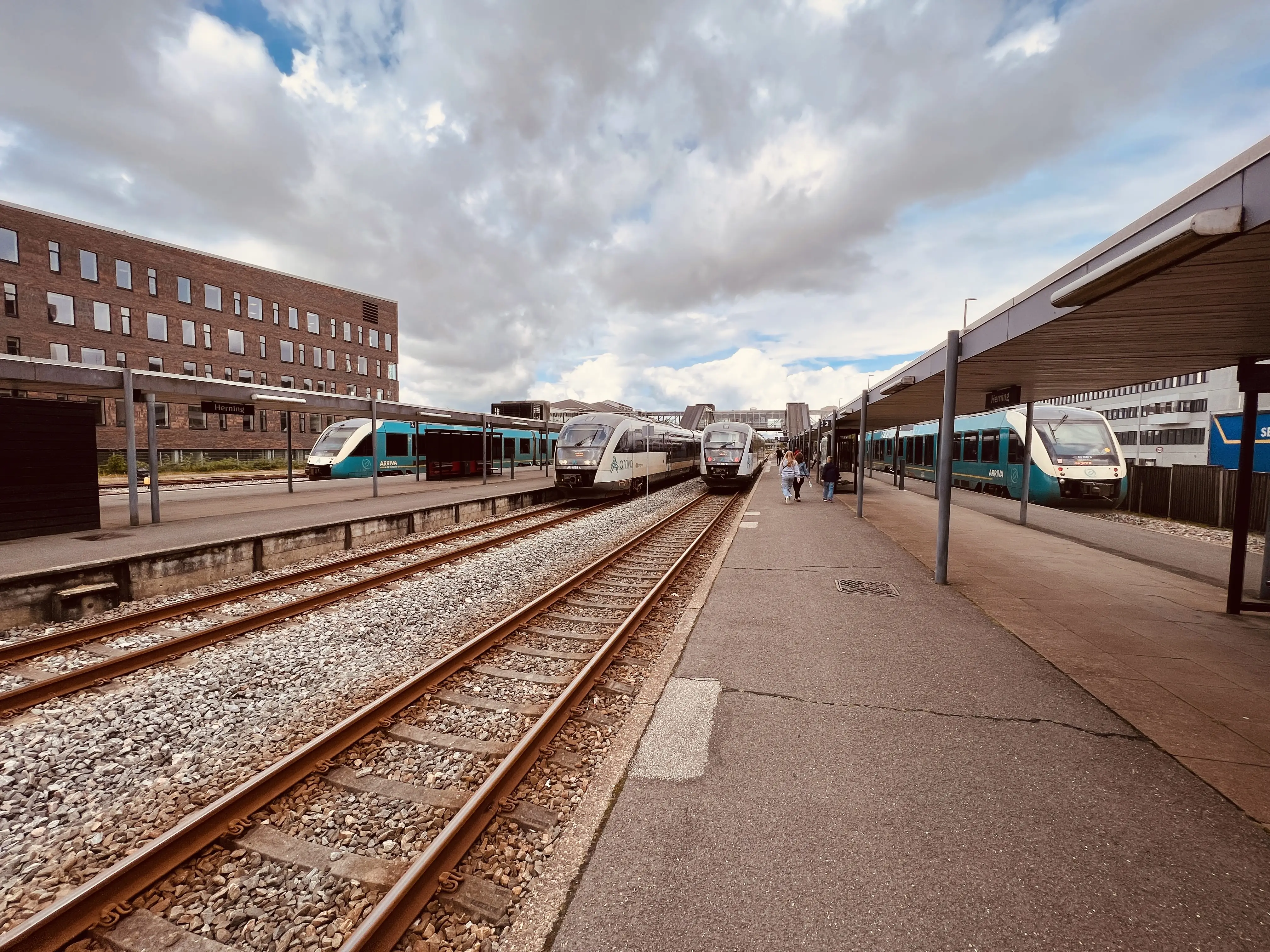 Billede af tog ud for Herning Banegård Center. Billede af tog ud for Herning Banegård Center.