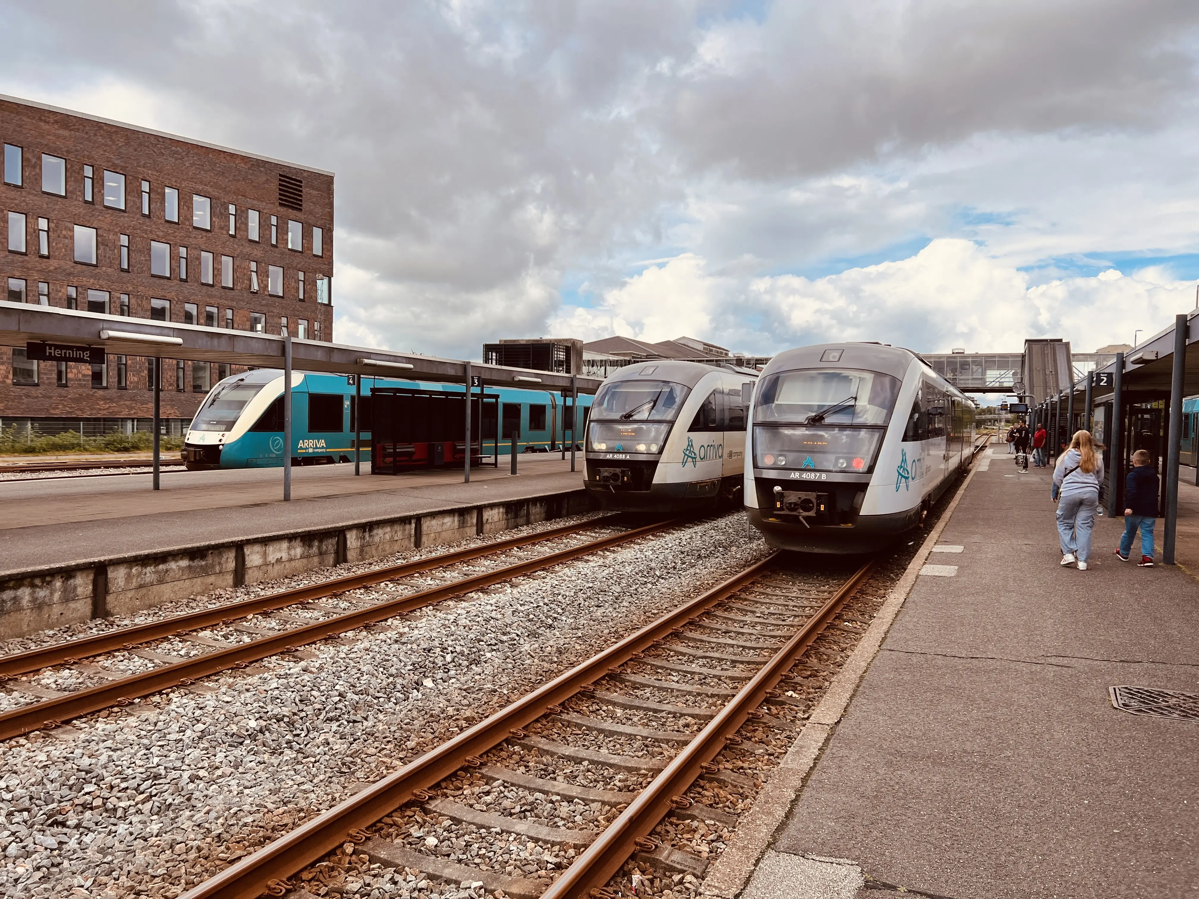 Billede af tog ud for Herning Banegård Center. Billede af tog ud for Herning Banegård Center.