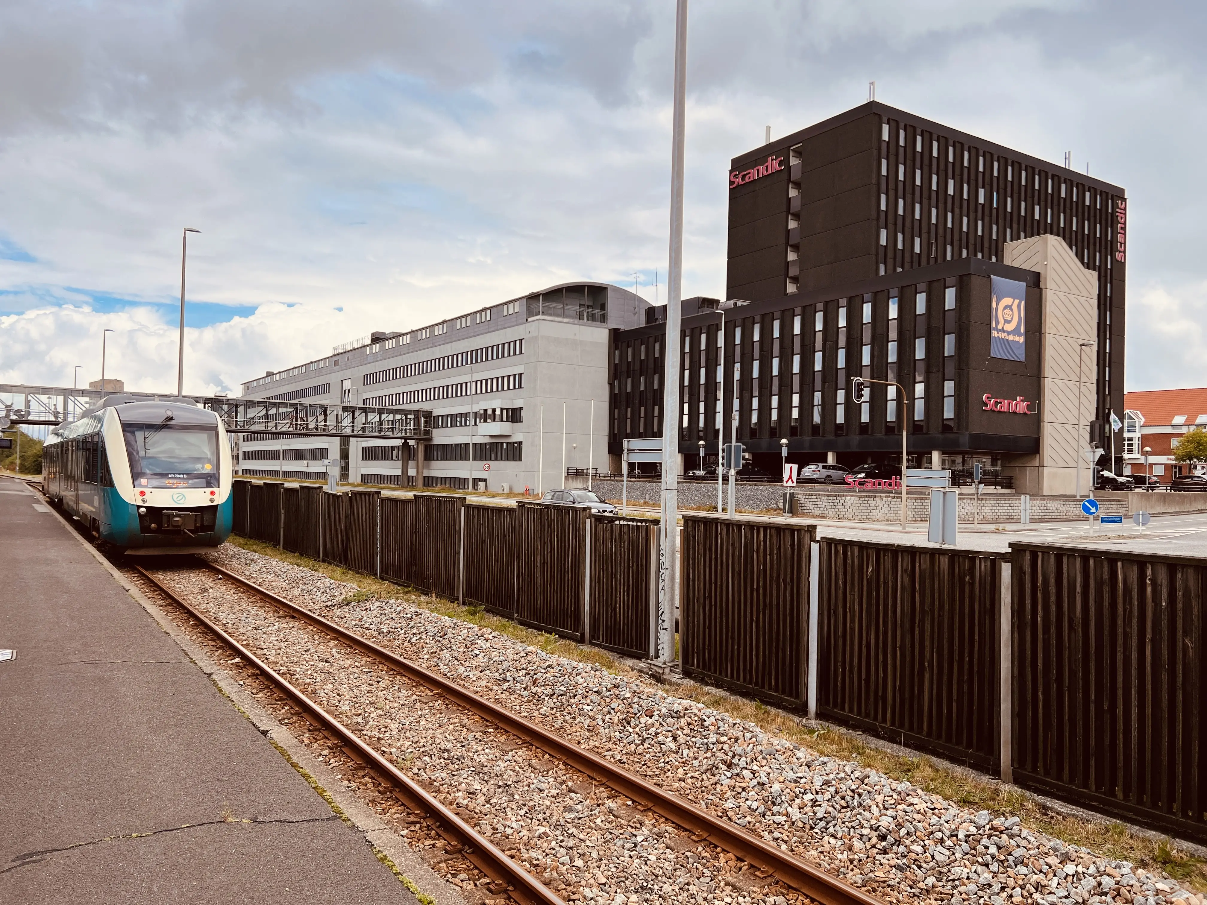 Billede af tog ud for Herning Banegård Center. Billede af tog ud for Herning Banegård Center.
