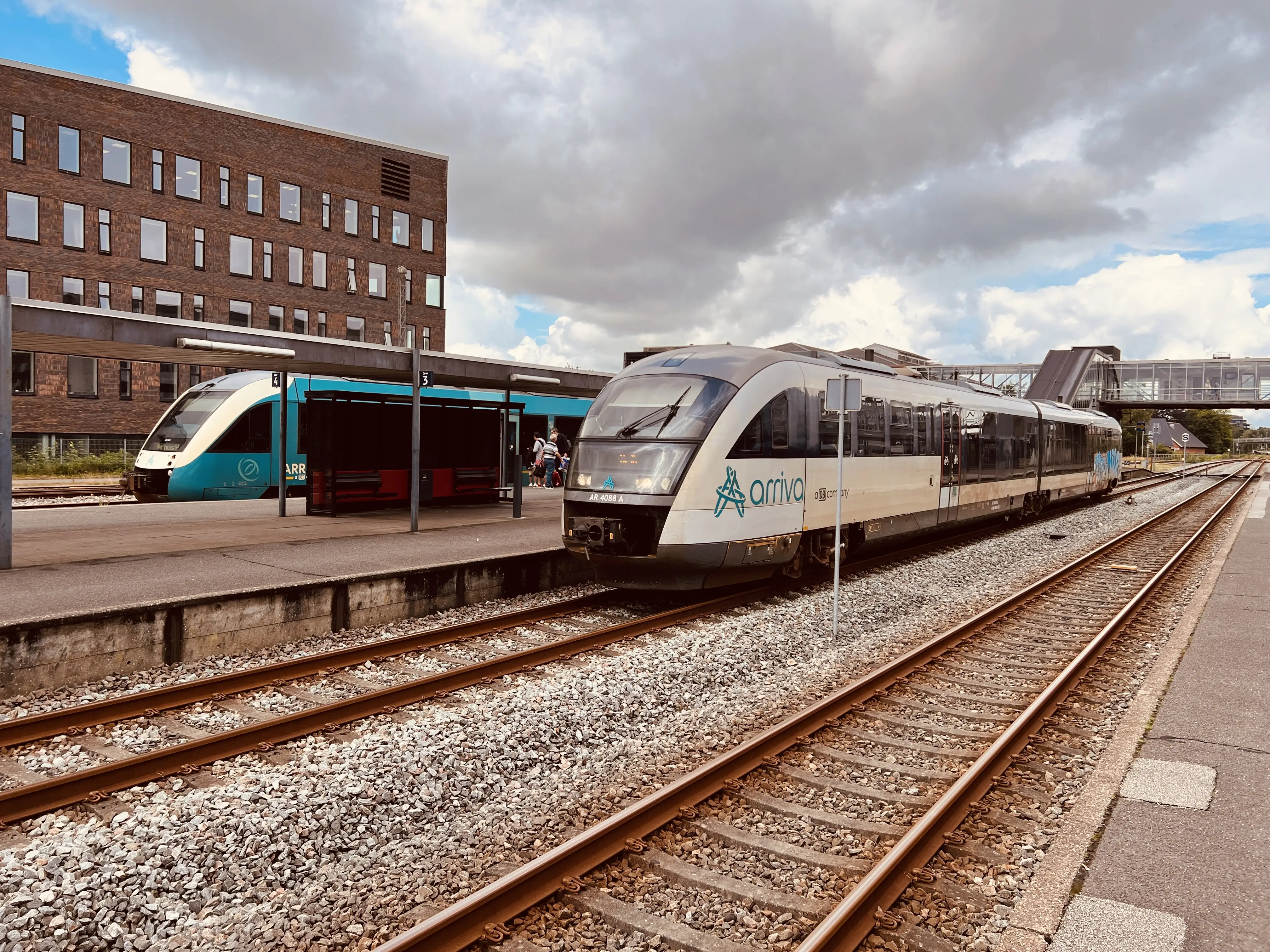 Billede af tog ud for Herning Banegård Center. Billede af tog ud for Herning Banegård Center.
