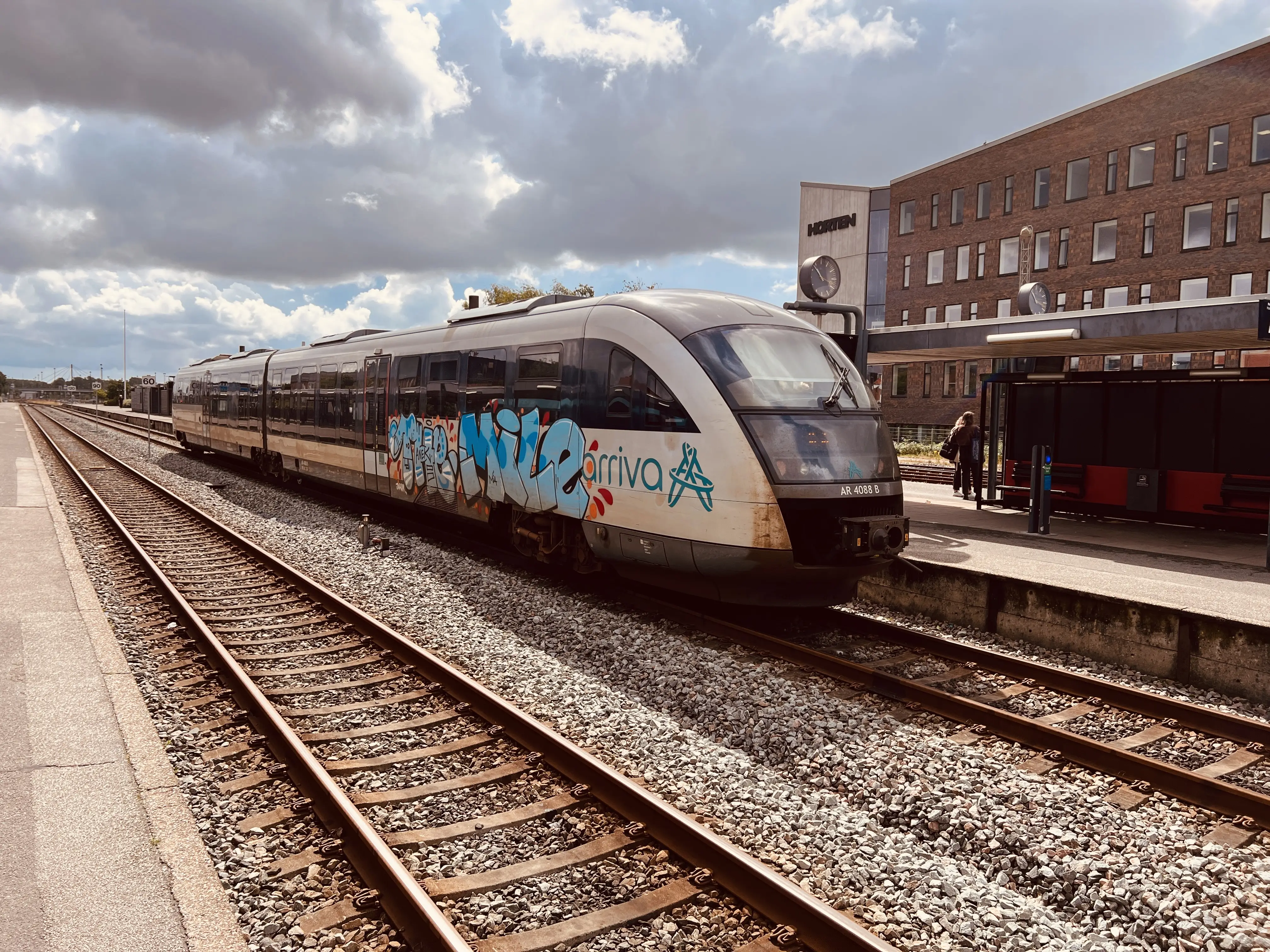 Billede af tog ud for Herning Banegård Center. Billede af tog ud for Herning Banegård Center.