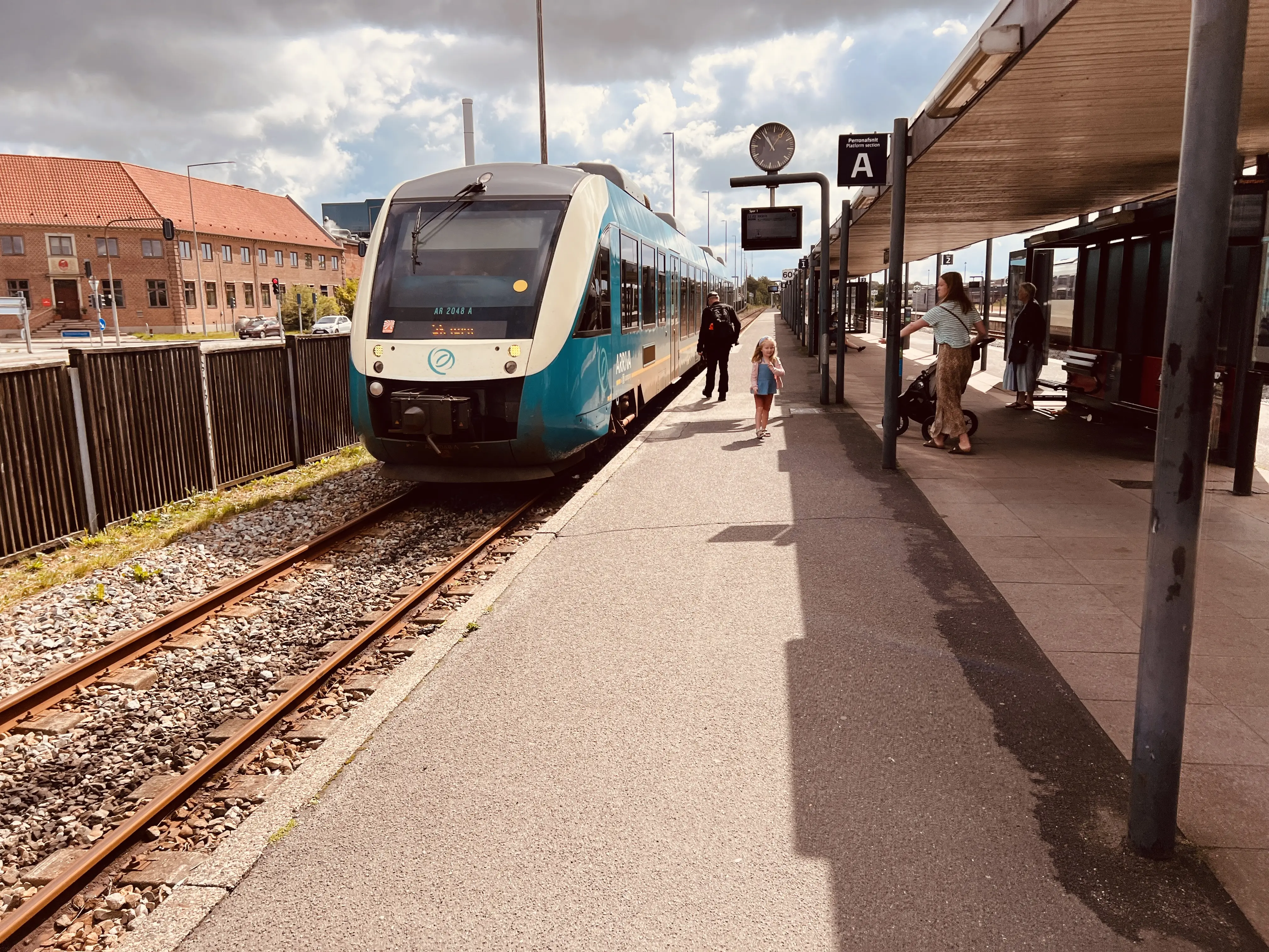 Billede af tog ud for Herning Banegård Center. Billede af tog ud for Herning Banegård Center.