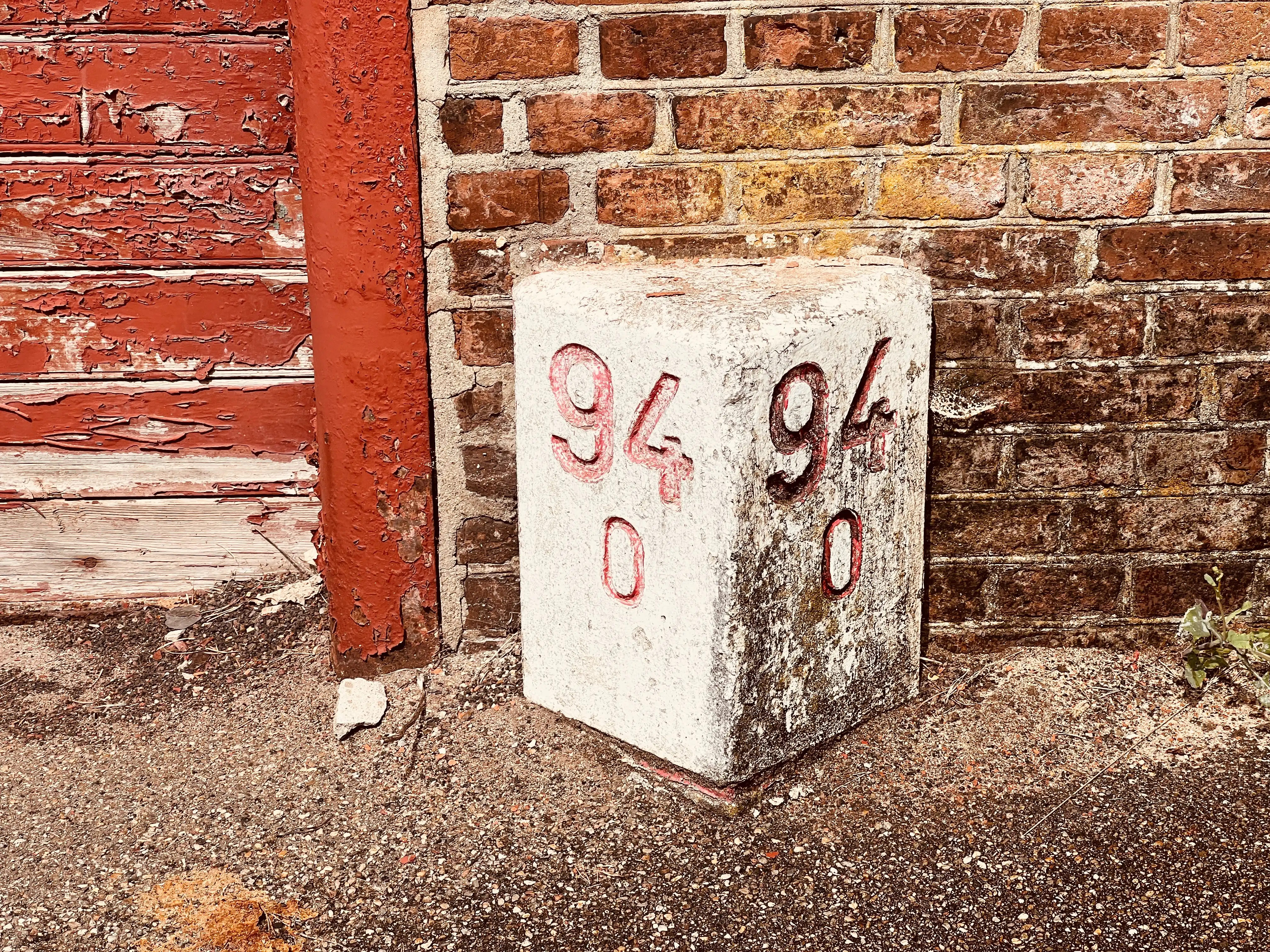 Billede af kilometerstenen ved Troldhede Stations varehus - 94,0 km. fra Skanderborg.