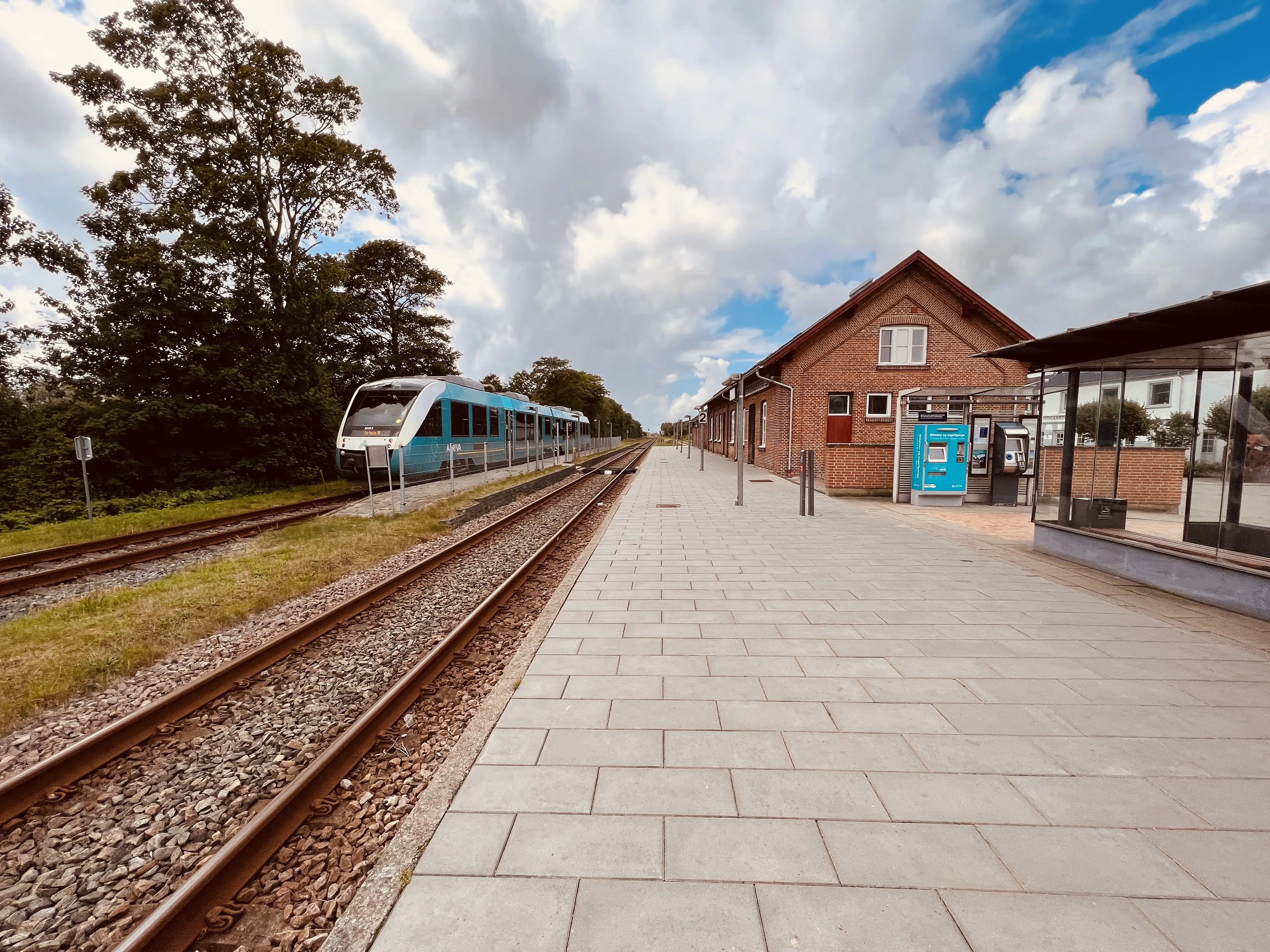 Billede af tog ud for Borris Station.