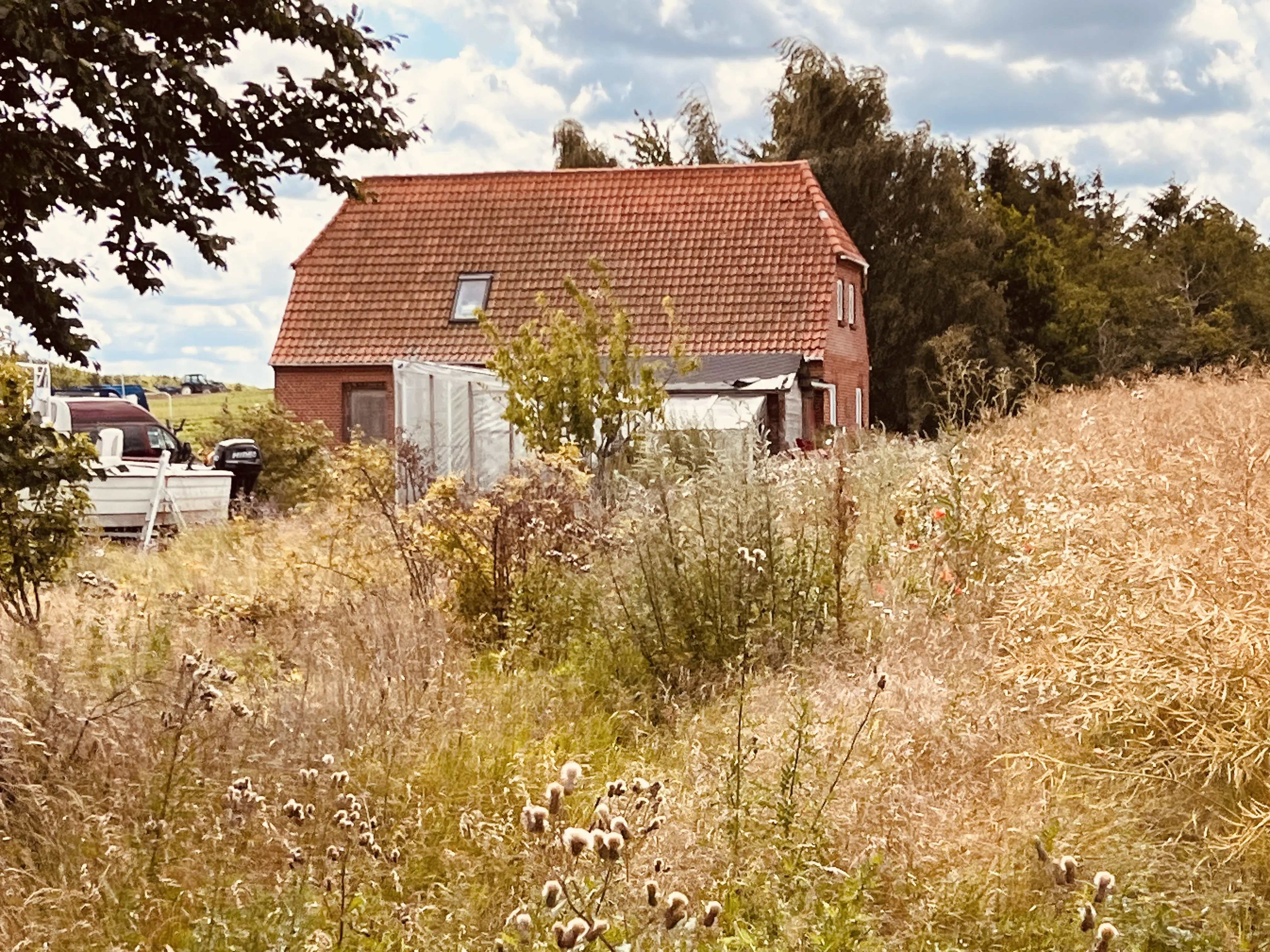 Billede af Jenslev Trinbræt - Trinbræt er nedrevet, men Jenslev Trinbræt har ligget her - dog ses det oprindelige banevagthus i midten af billedet.