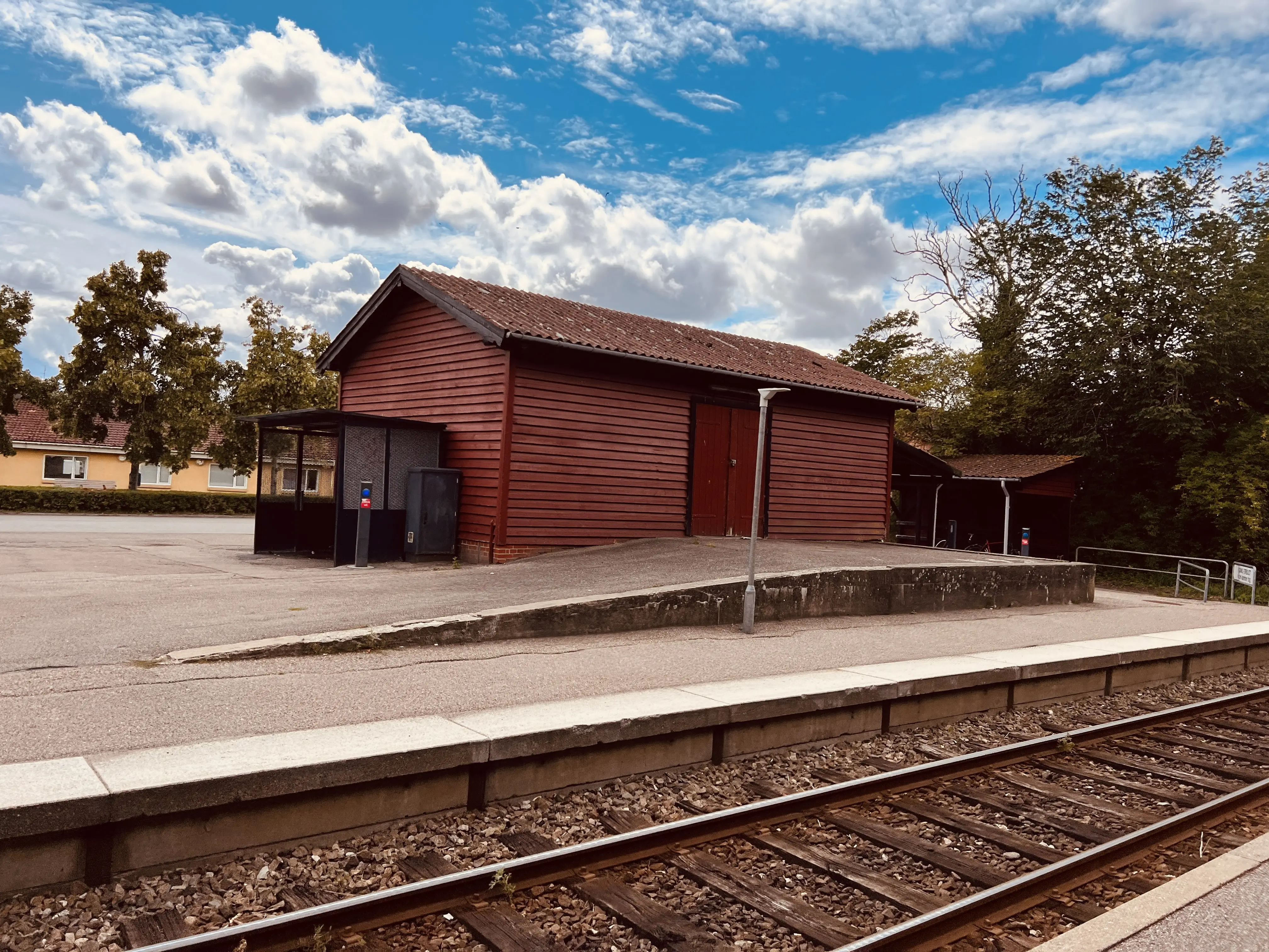 Billede af Store Merløse Stations varehus.