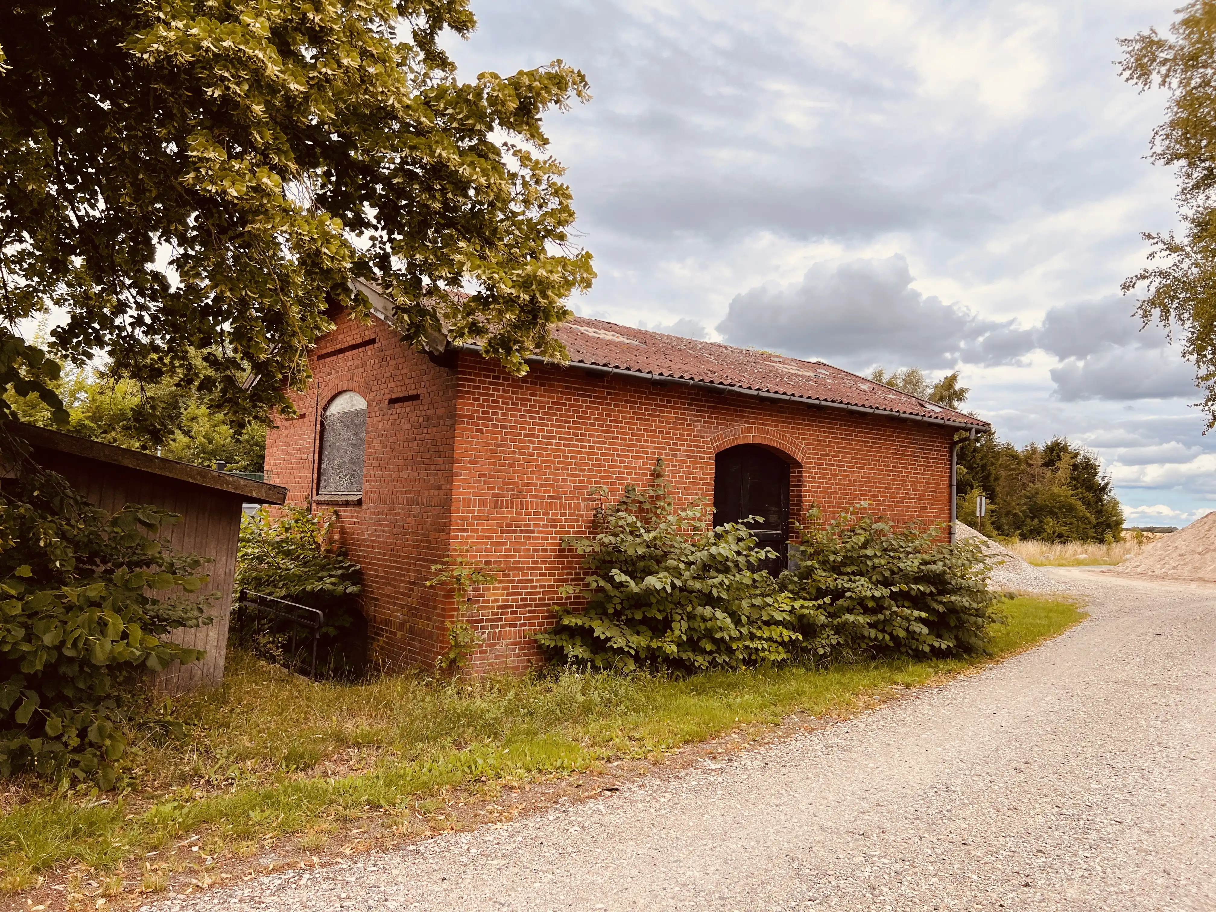 Billede af Vedde Stations varehus.