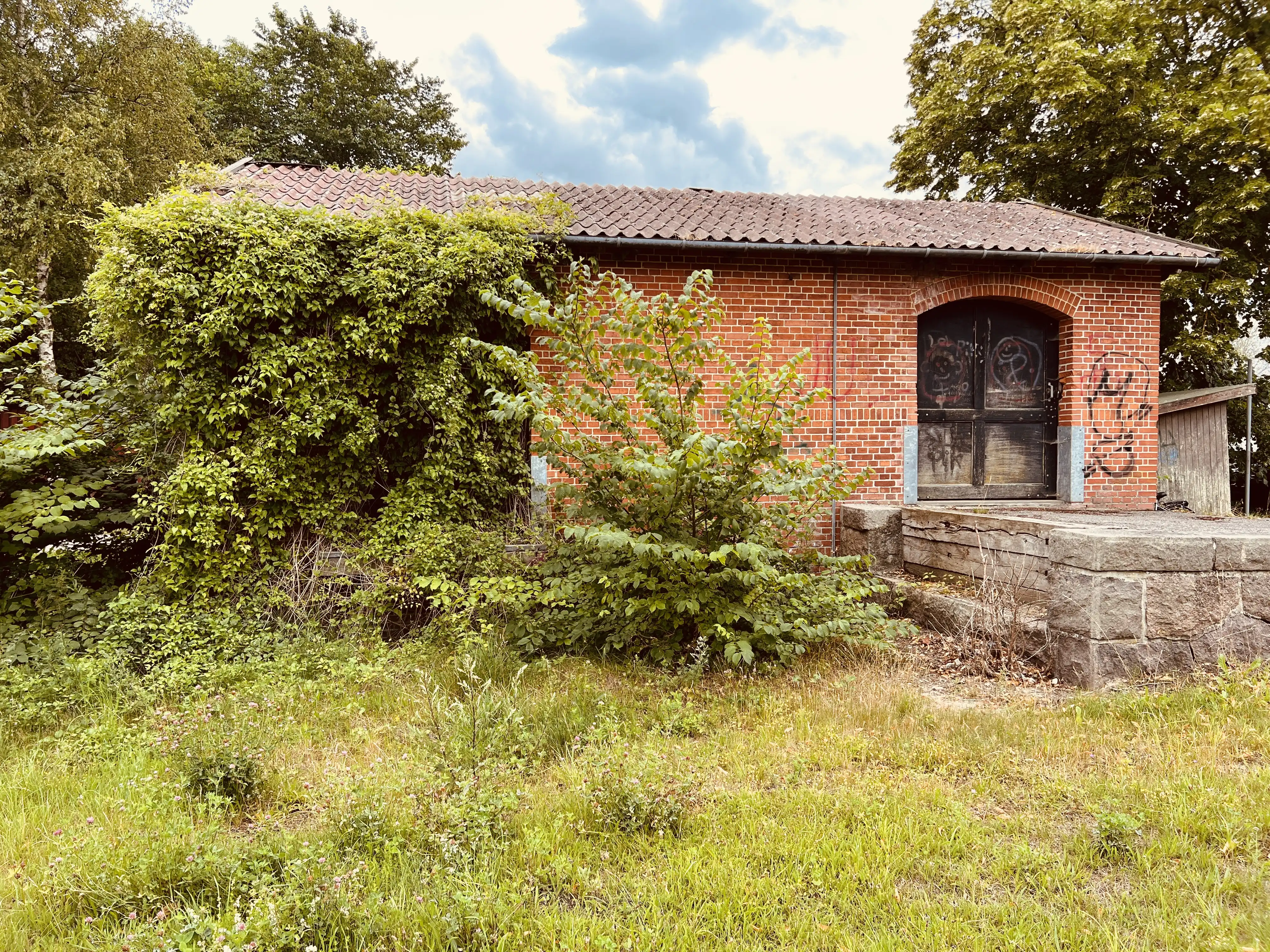 Billede af Vedde Stations varehus.