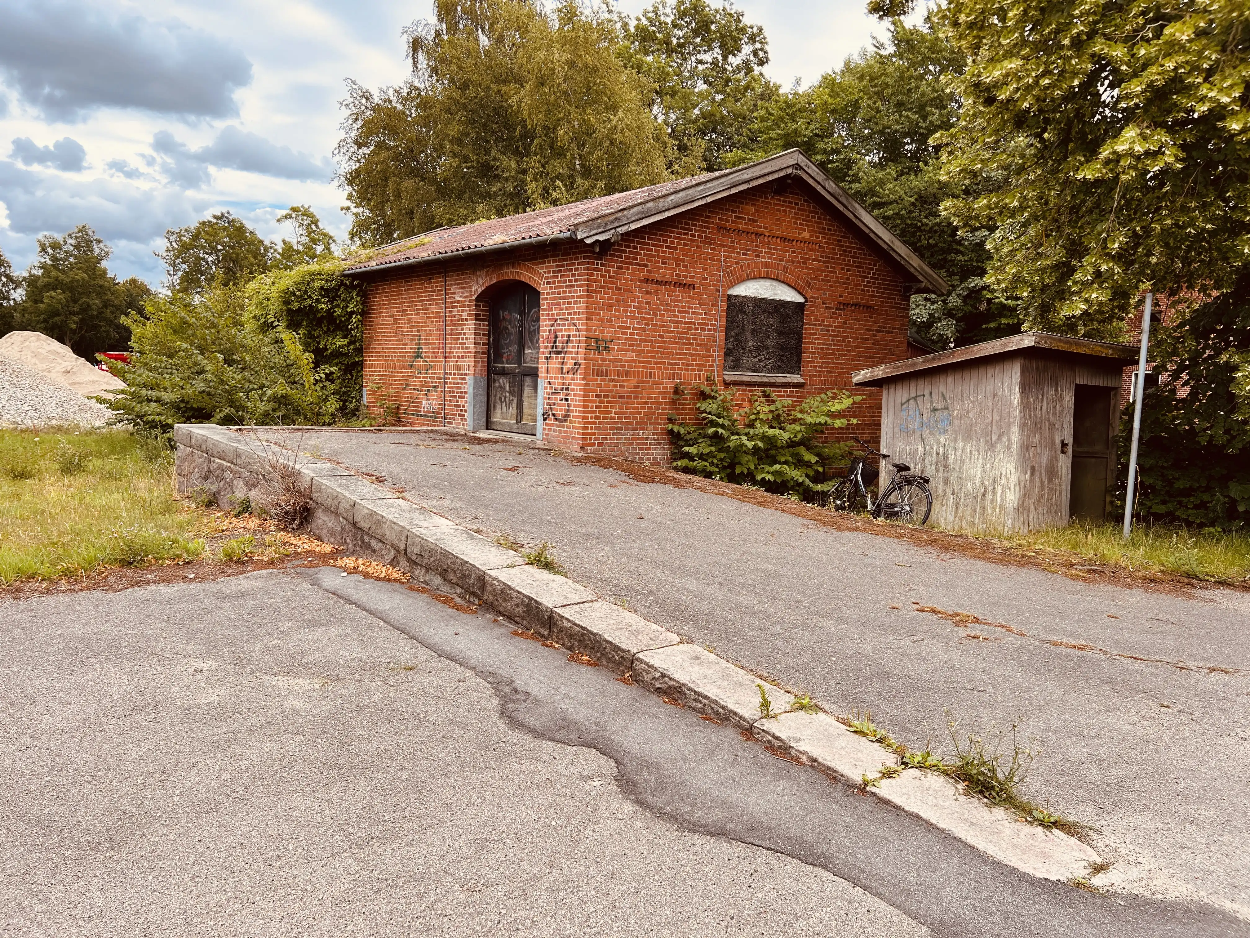 Billede af Vedde Stations varehus.