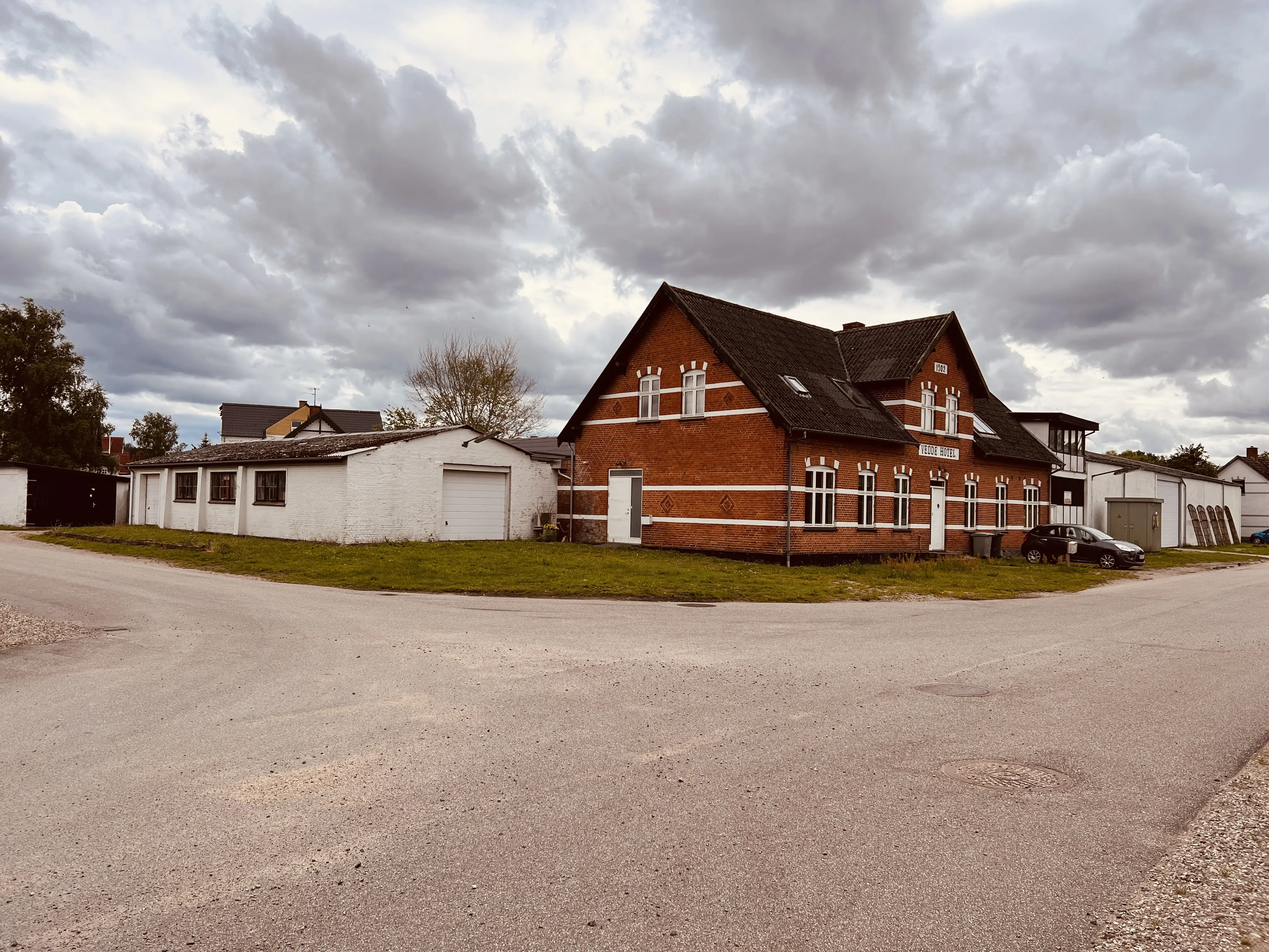 Billede af jernbanehotellet ved Vedde Station.