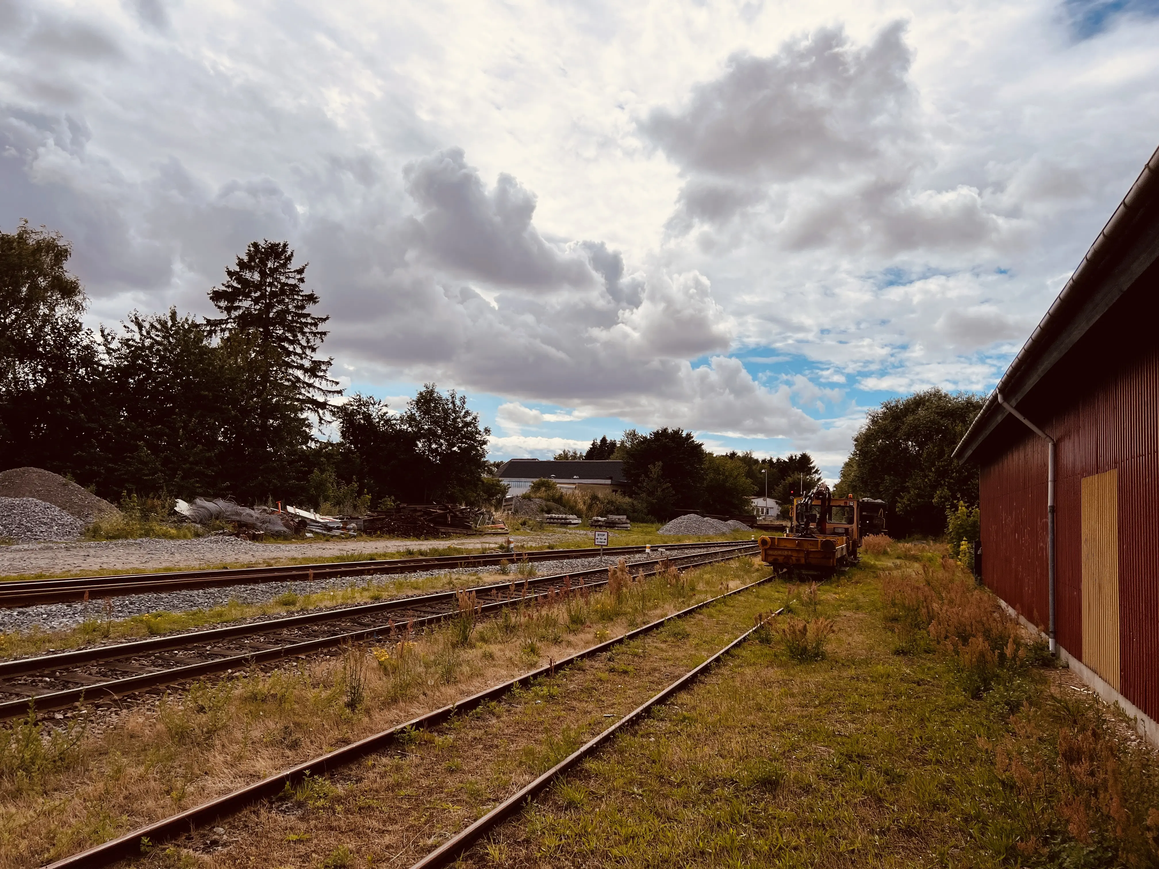 Billede af materiel ud for Ruds Vedby Station.