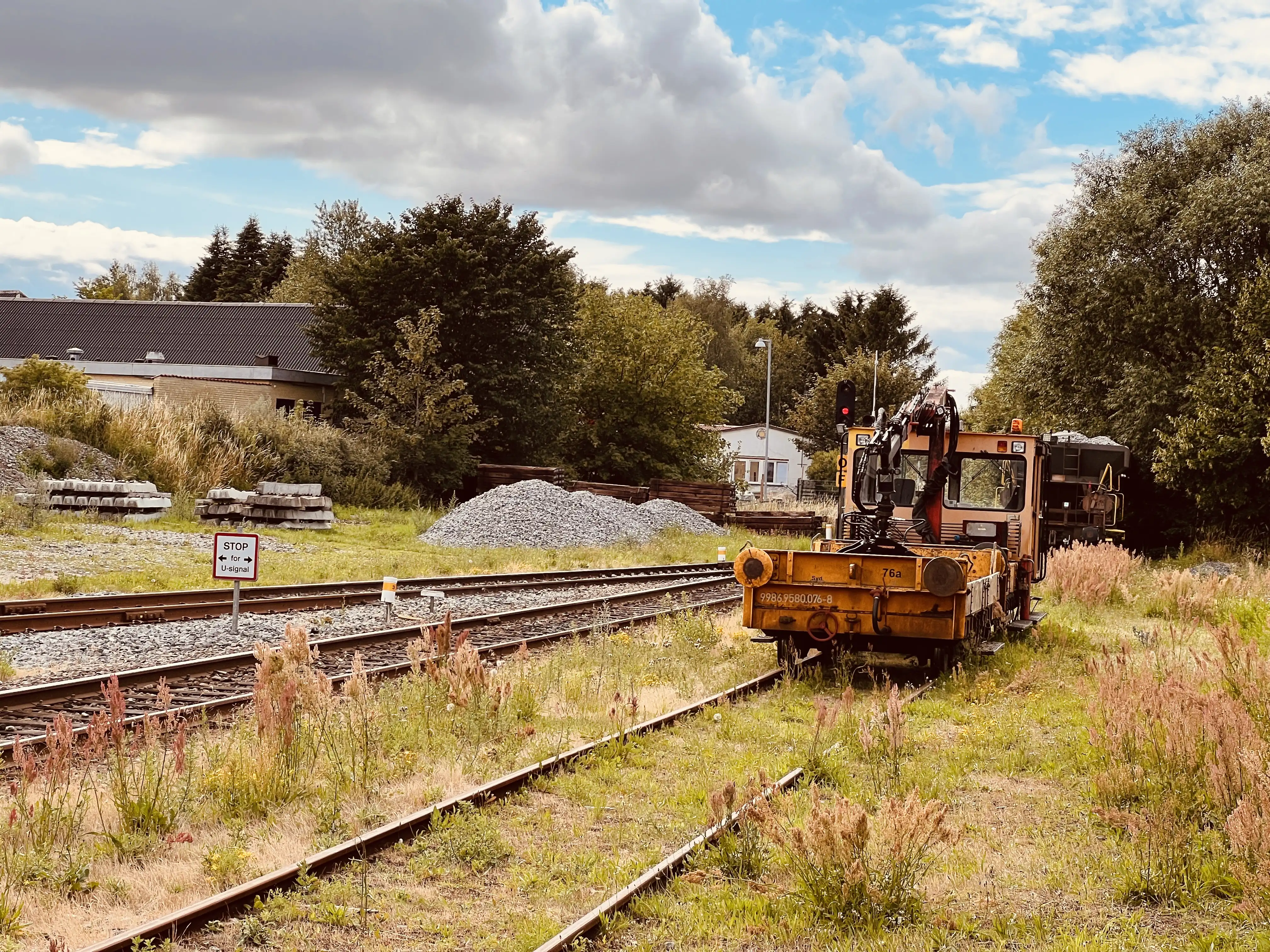Billede af materiel ud for Ruds Vedby Station.