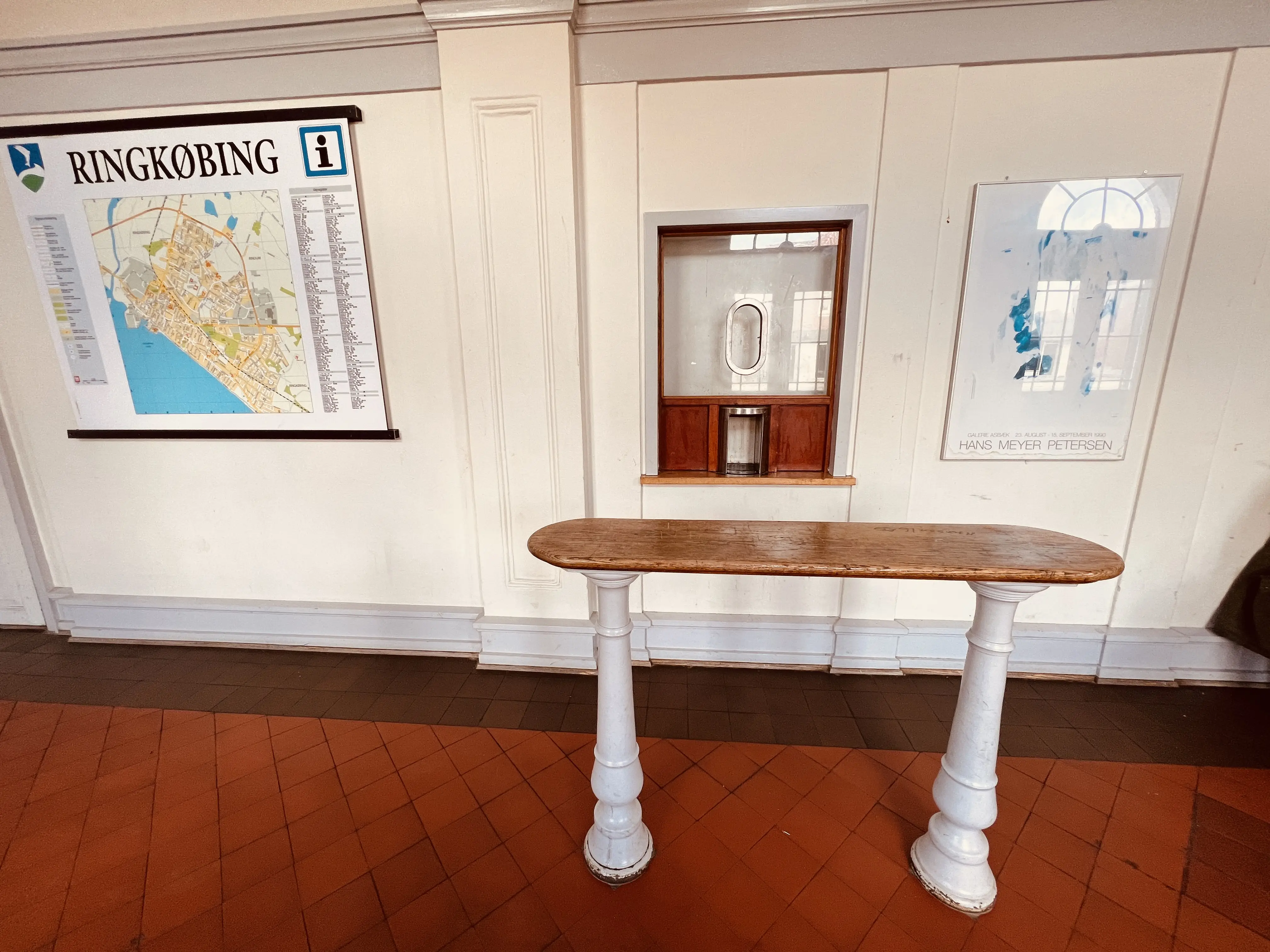 Billede af den gamle billetluge på Ringkøbing Station. Billede af den gamle billetluge på Ringkøbing Station.