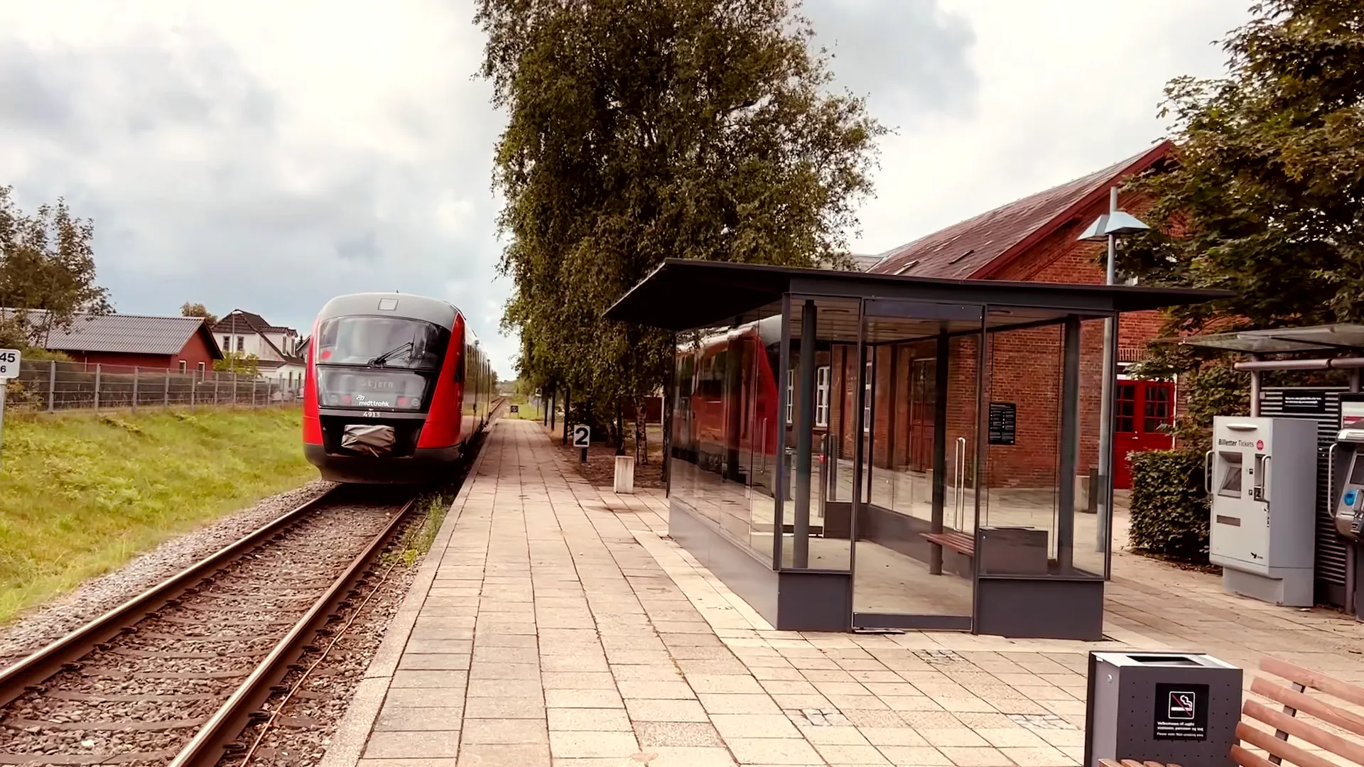 Billede af MjbaD MQ 4113-4913, tidligere DSB MQ 4113-4913 fotograferet ud for Lem Station. Billede af MjbaD MQ 4113-4913, tidligere DSB MQ 4113-4913 fotograferet ud for Lem Station.