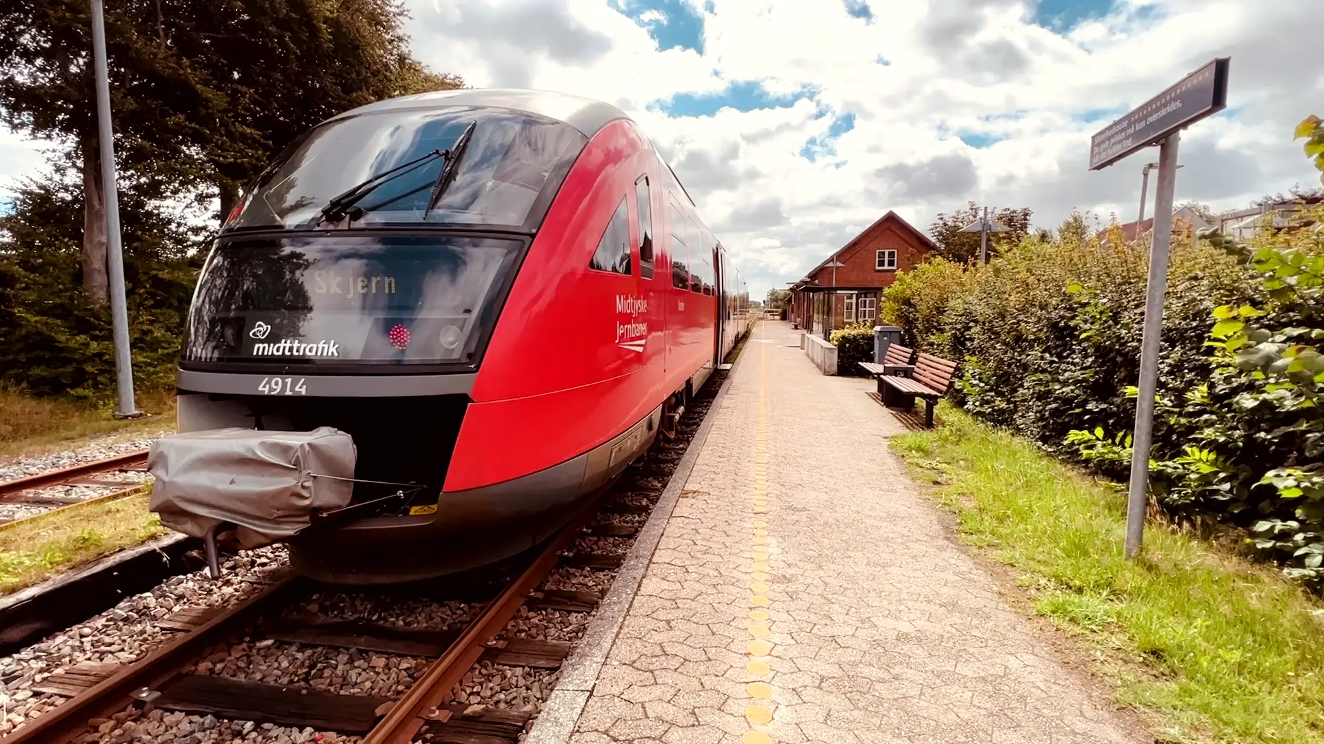 Billede af tog ud for Lem Station. Billede af tog ud for Lem Station.