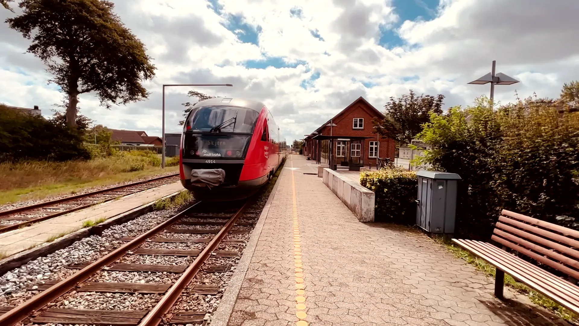 Billede af tog ud for Lem Station. Billede af tog ud for Lem Station.