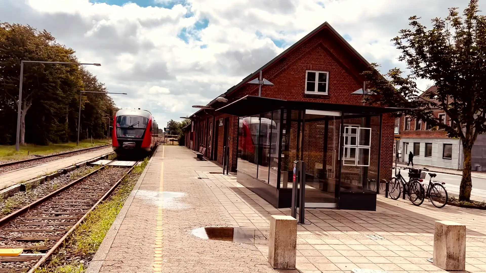 Billede af tog ud for Lem Station. Billede af tog ud for Lem Station.