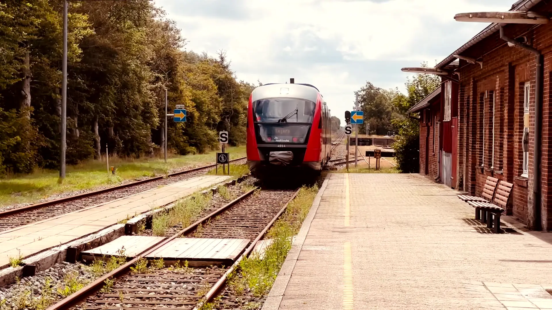 Billede af tog ud for Lem Station. Billede af tog ud for Lem Station.