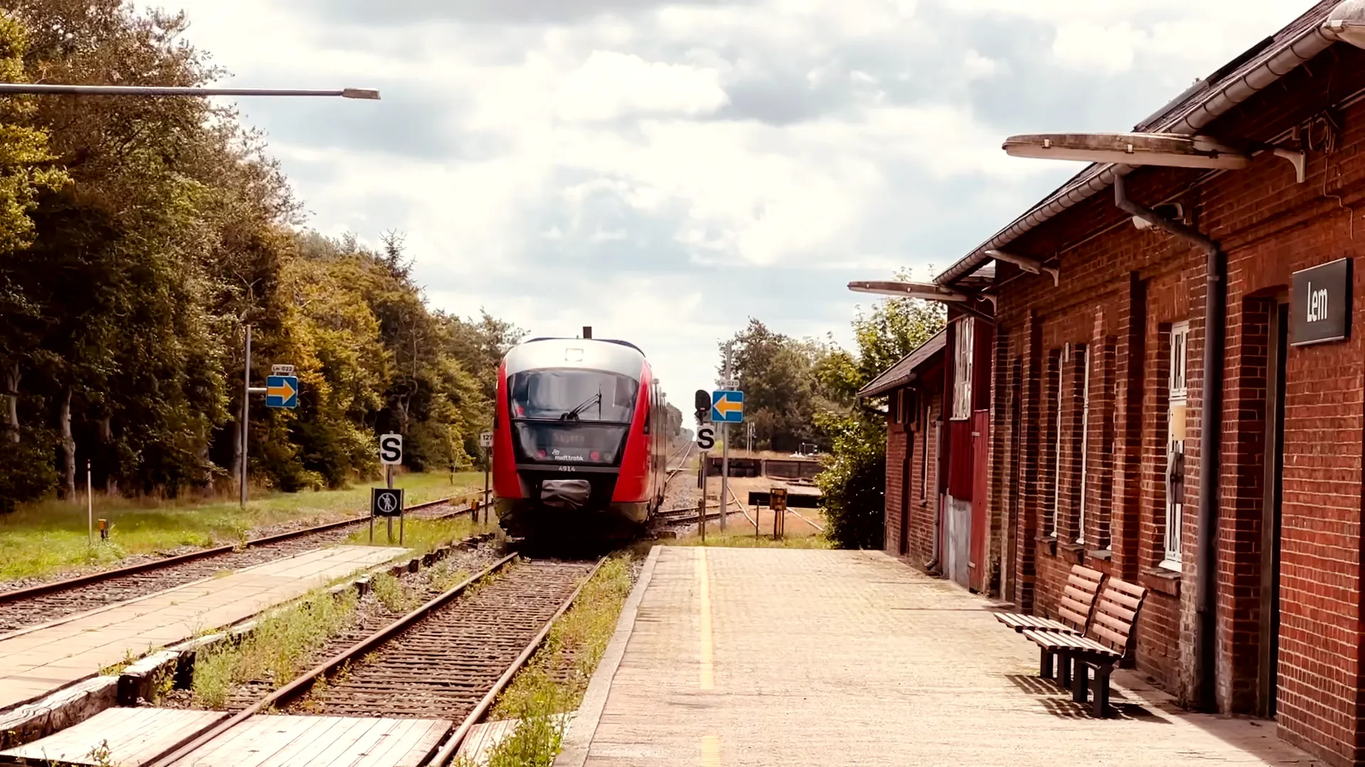 Billede af tog ud for Lem Station. Billede af tog ud for Lem Station.