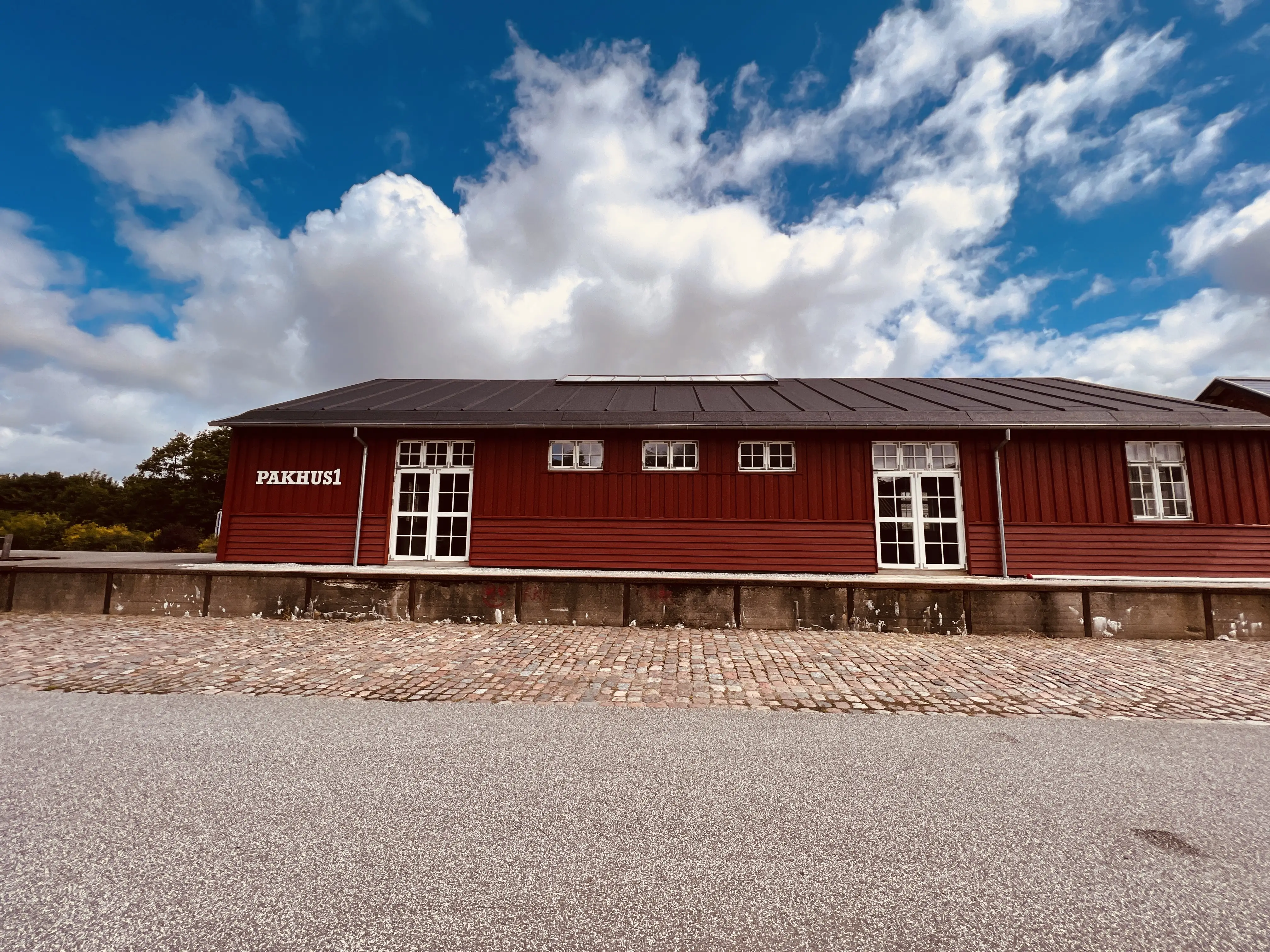 Billede af Tarm Stations varehus. Billede af Tarm Stations varehus.