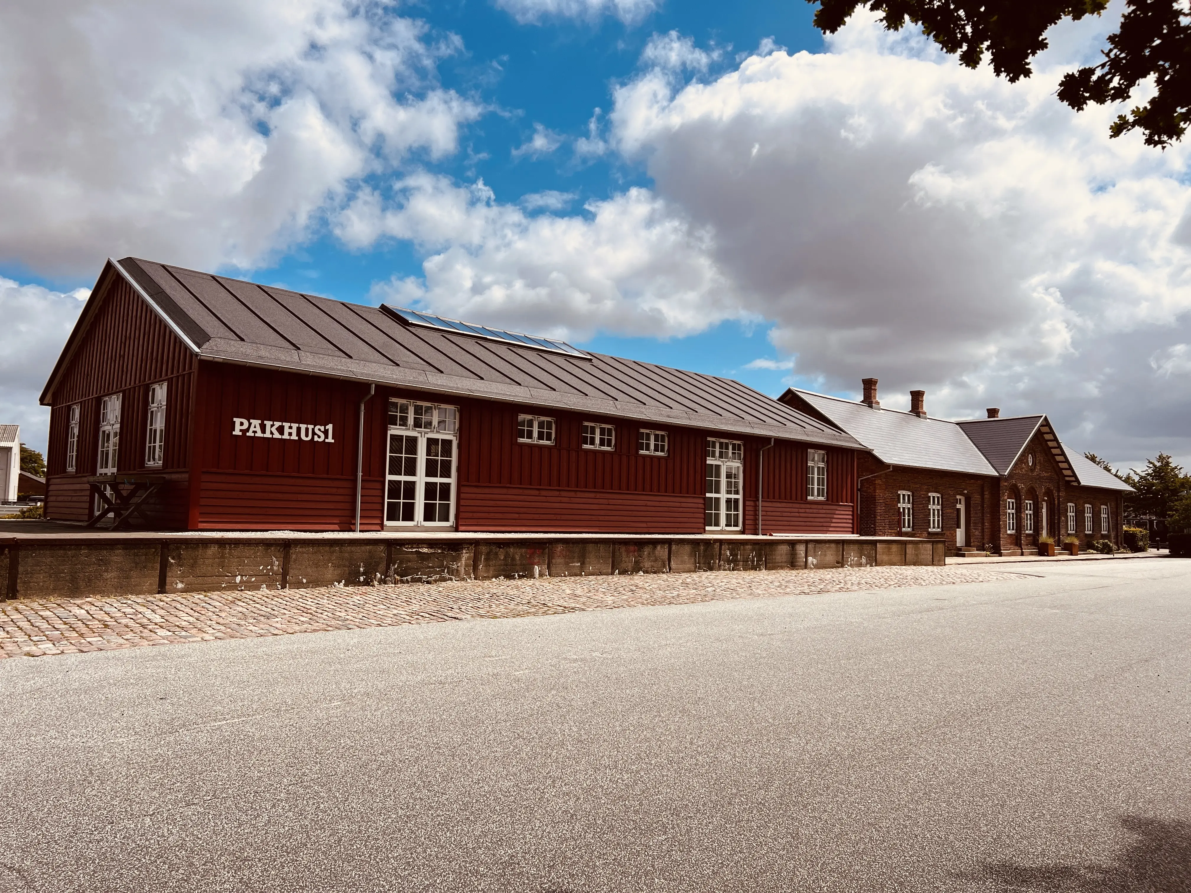 Billede af Tarm Stations varehus. Billede af Tarm Stations varehus.