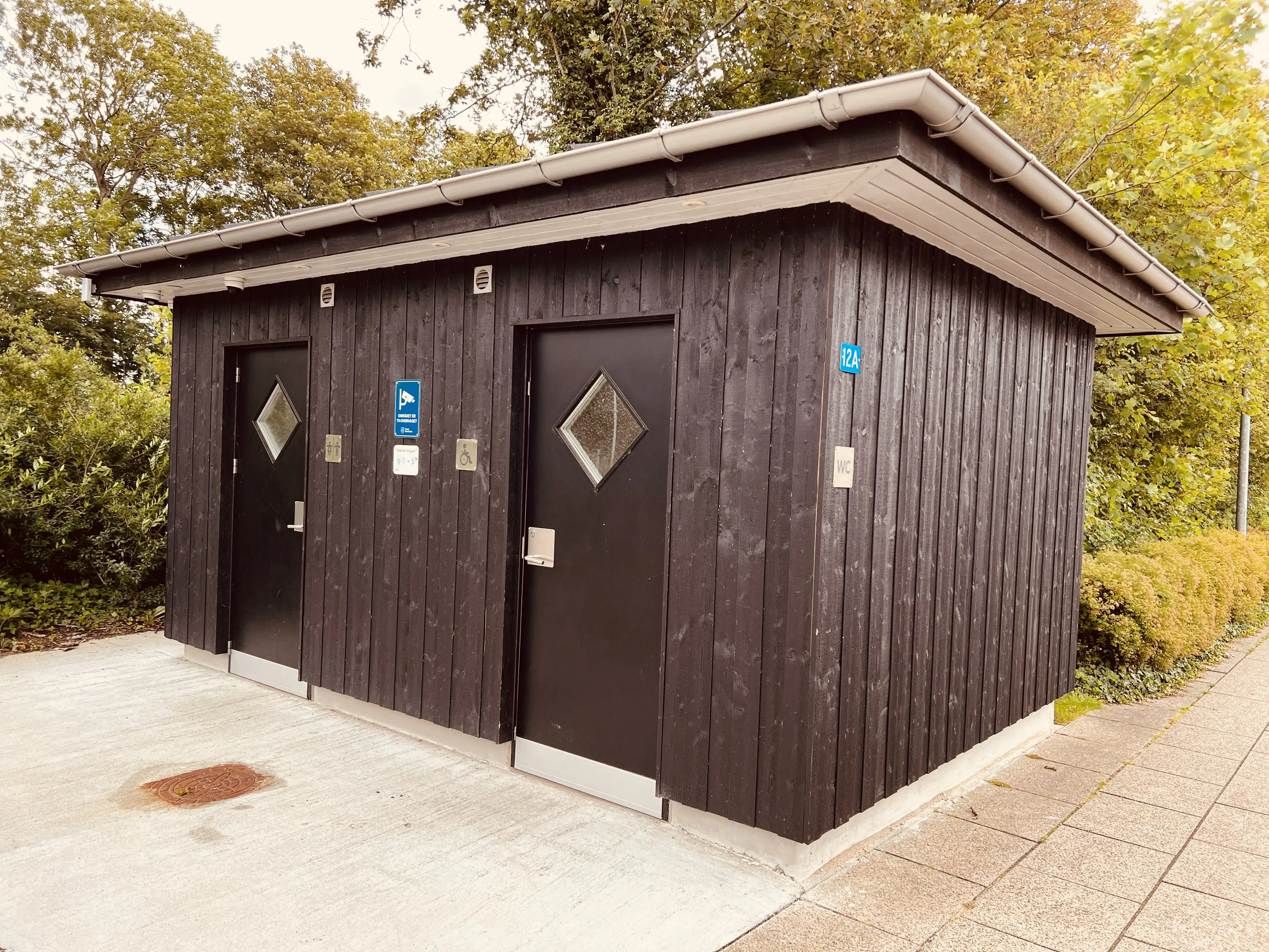 Billede af Ølgod Stations nye "retirade".