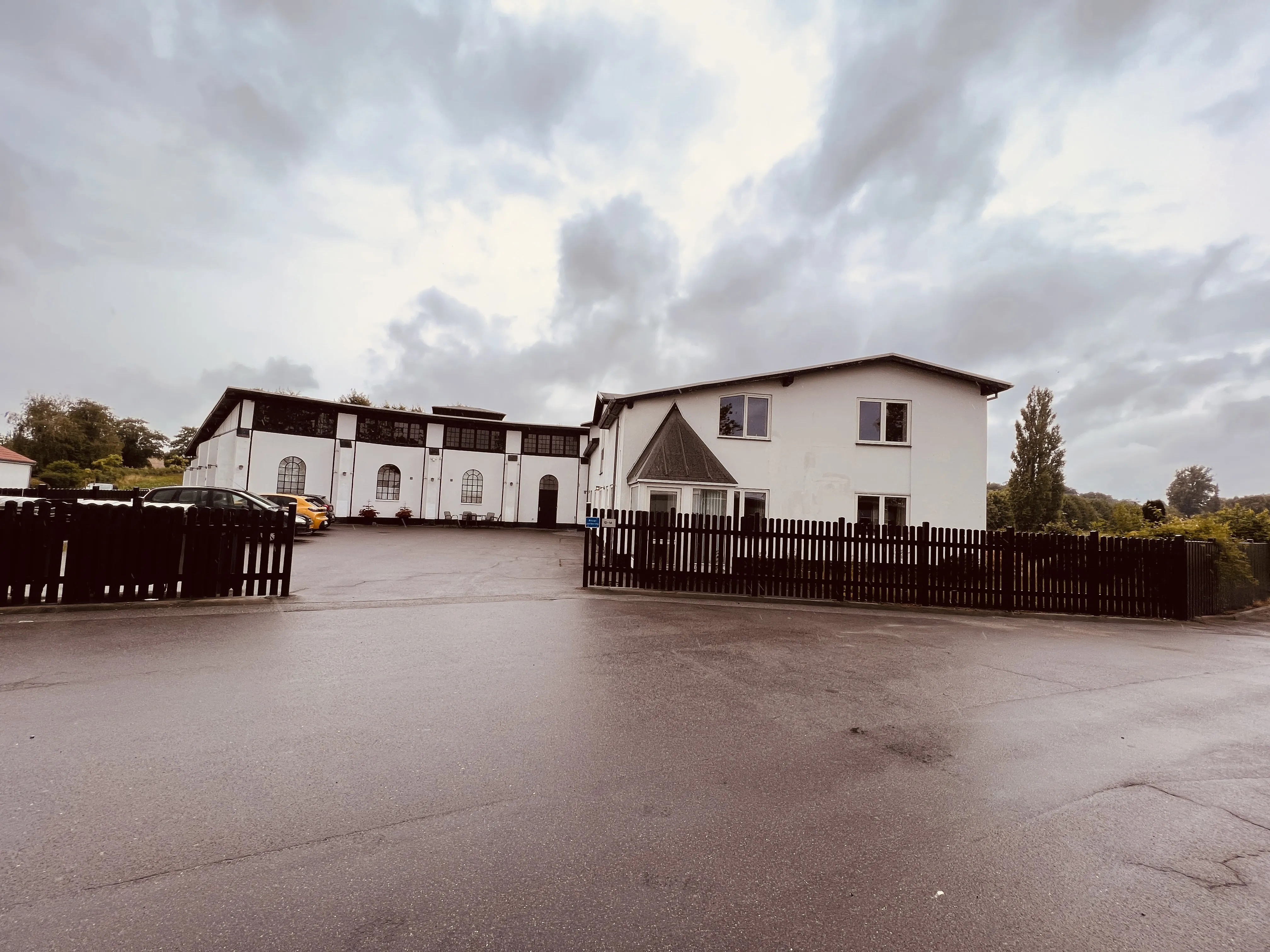 Billede af Præstø Stations remise.