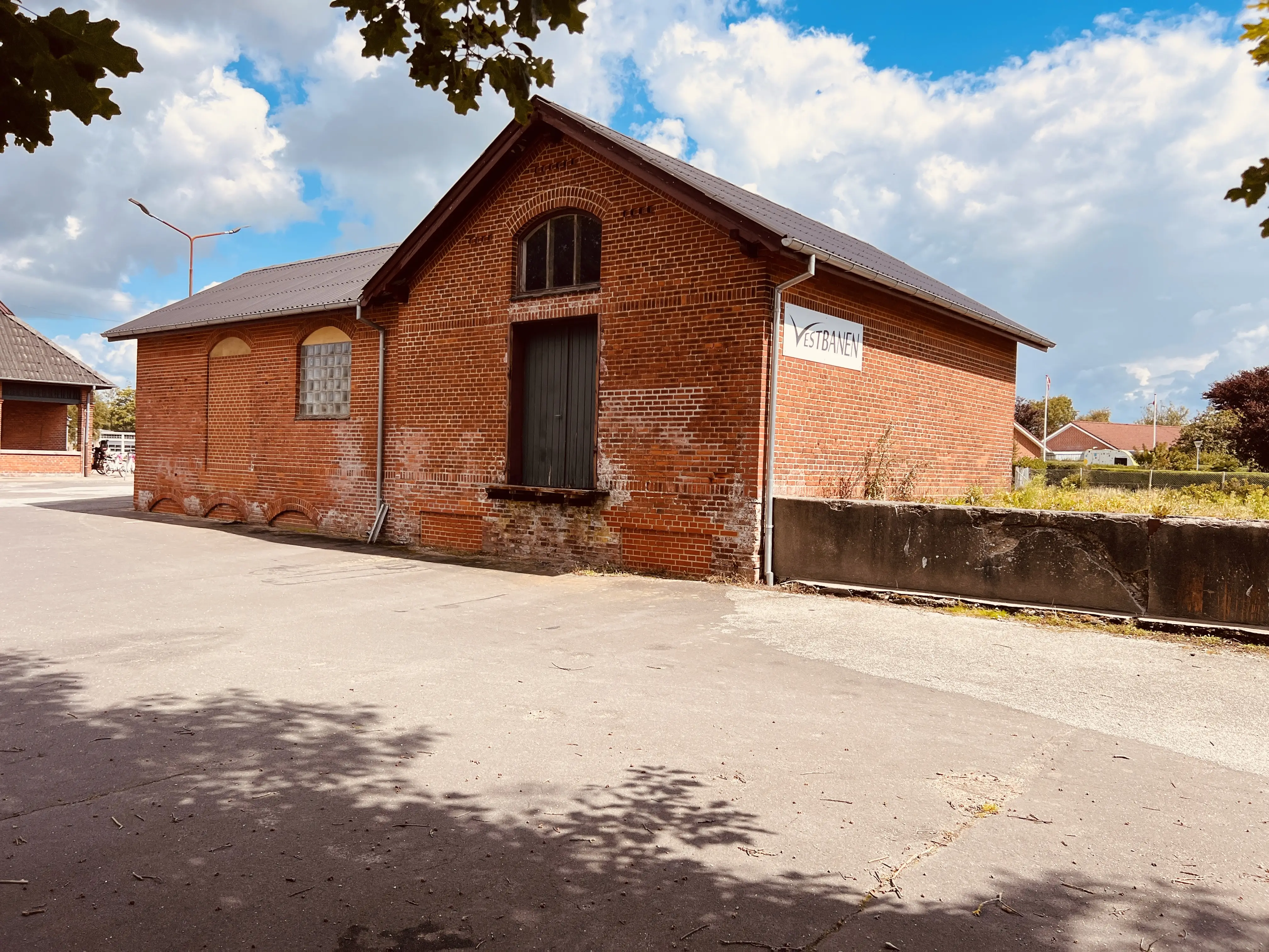 Billede af Oksbøl Stations varehus. Billede af Oksbøl Stations varehus.
