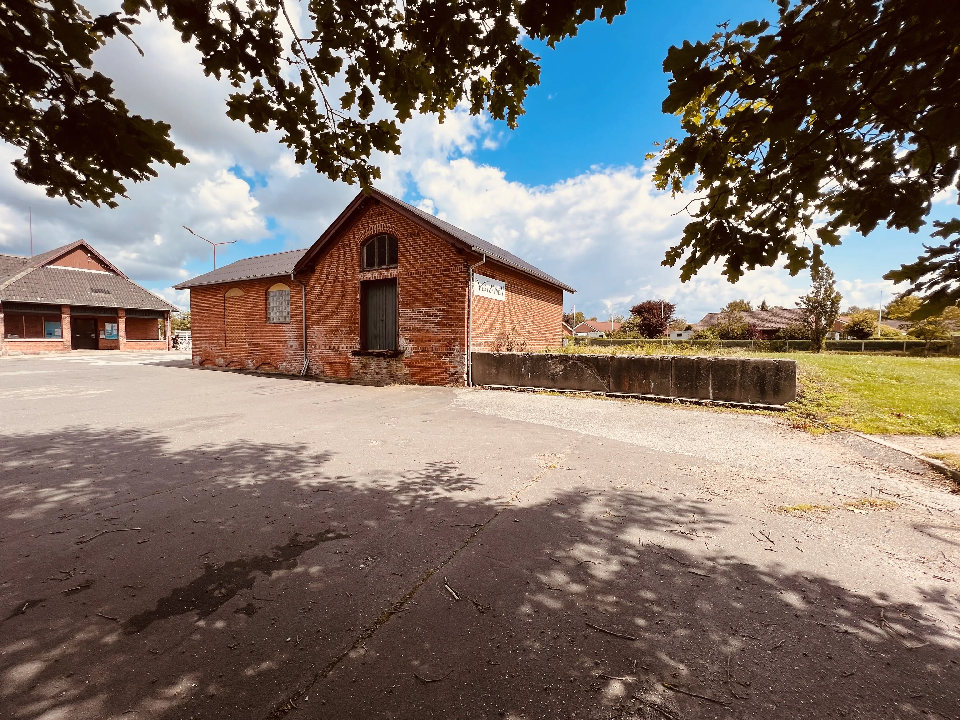 Billede af Oksbøl Stations varehus. Billede af Oksbøl Stations varehus.