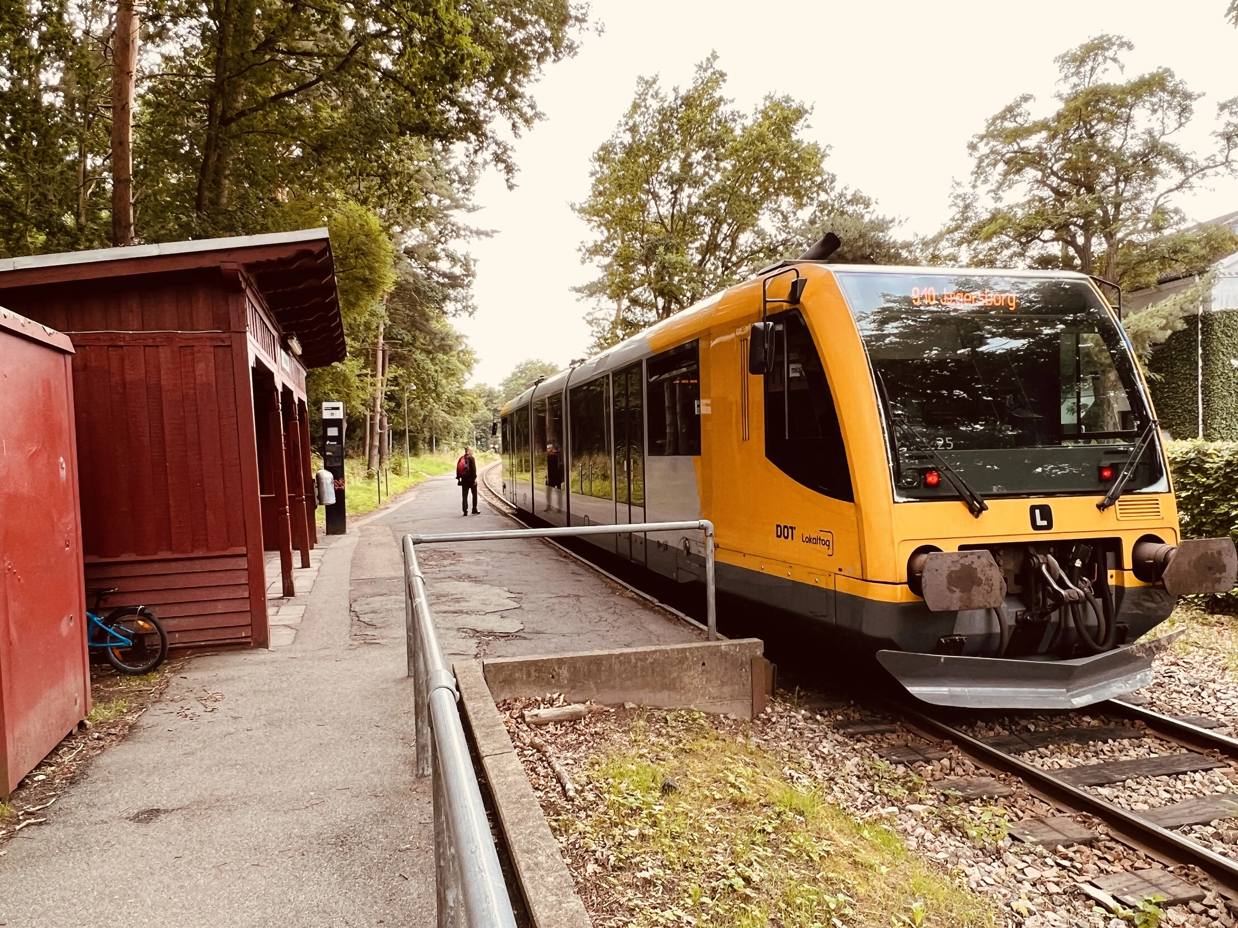 Billede af tog ud for Ravnholm Holdeplads.