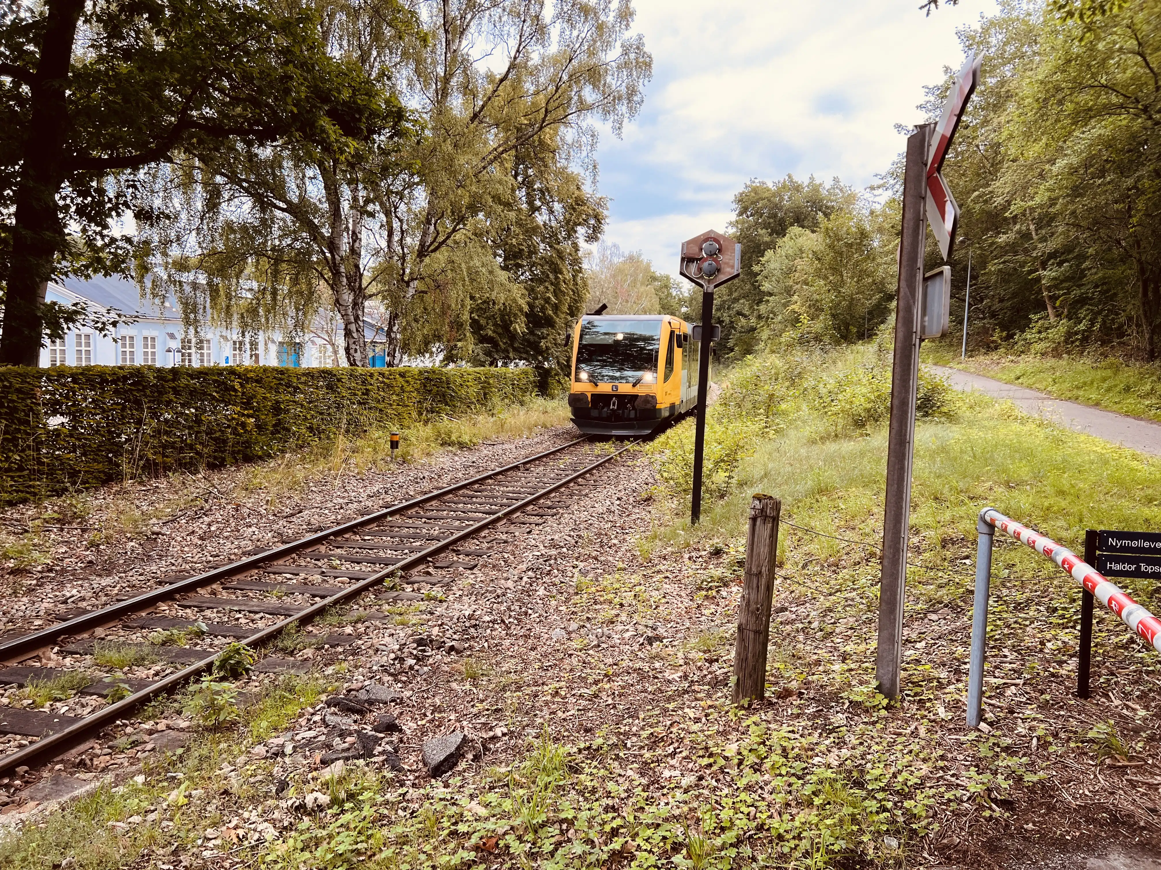 Billede af tog ud for Ravnholm Holdeplads.