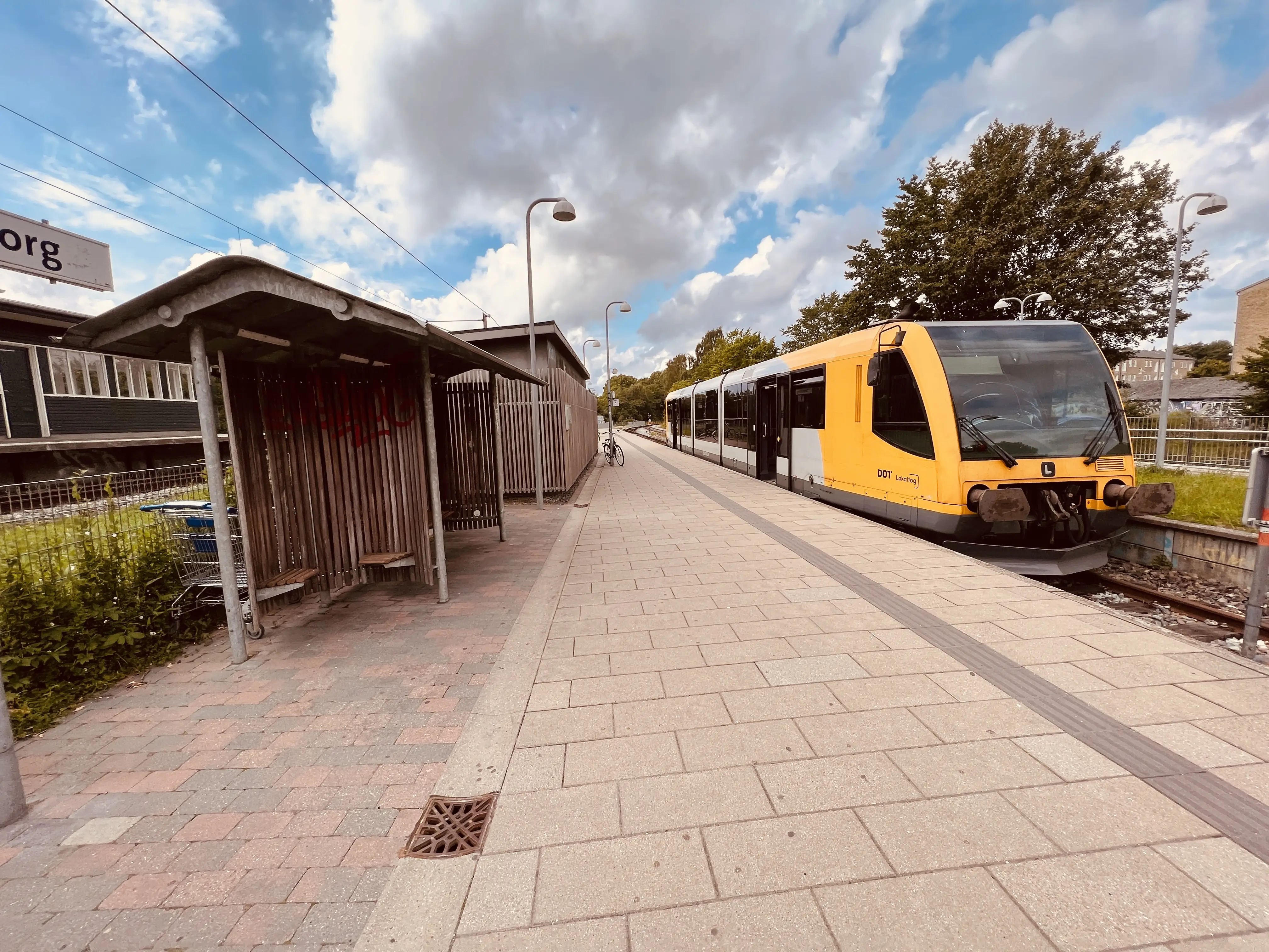 Billede af tog ud for Jægersborg Lokalbane Station.