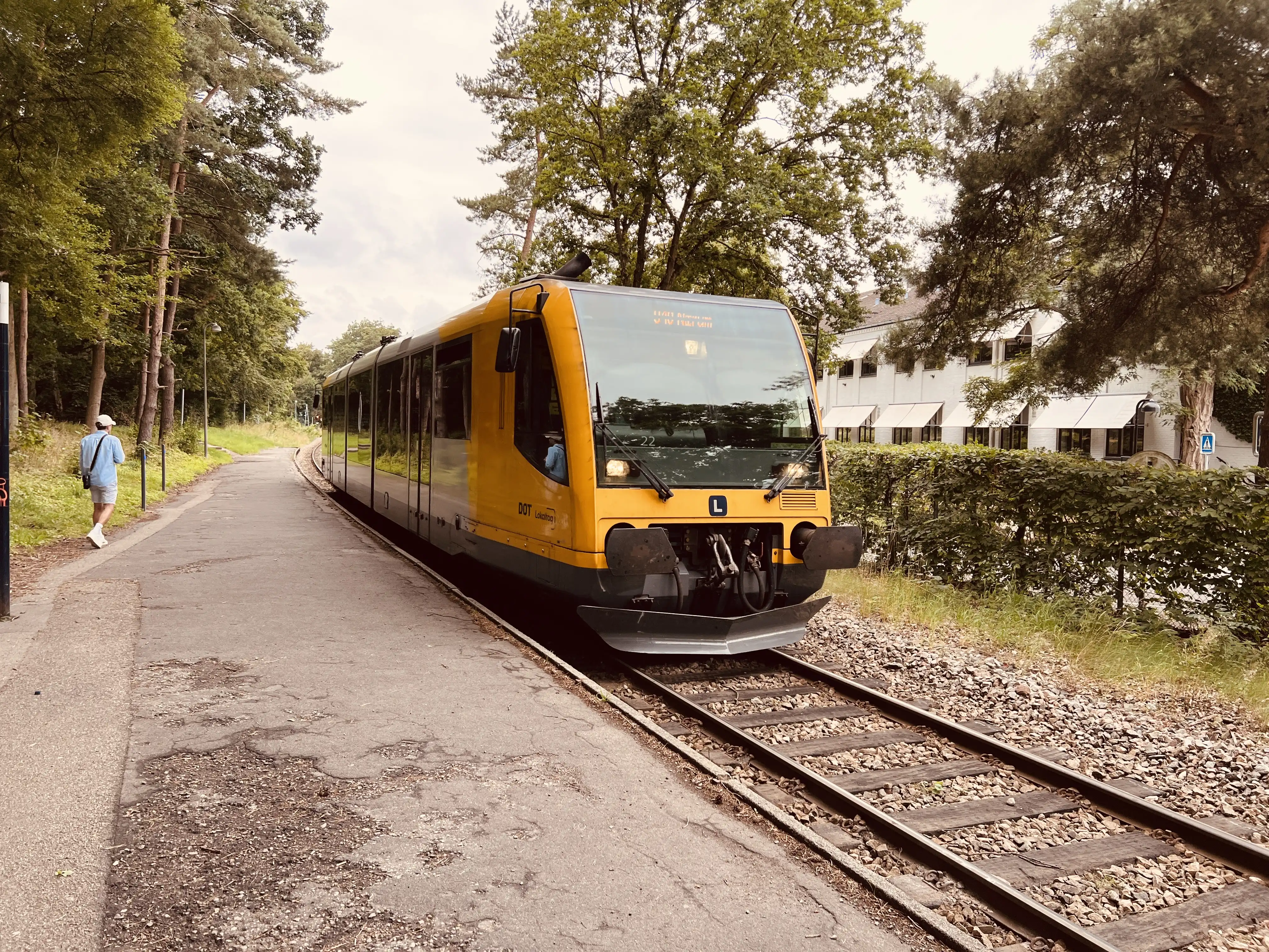 Billede af tog ud for Lyngby Lokal Station.