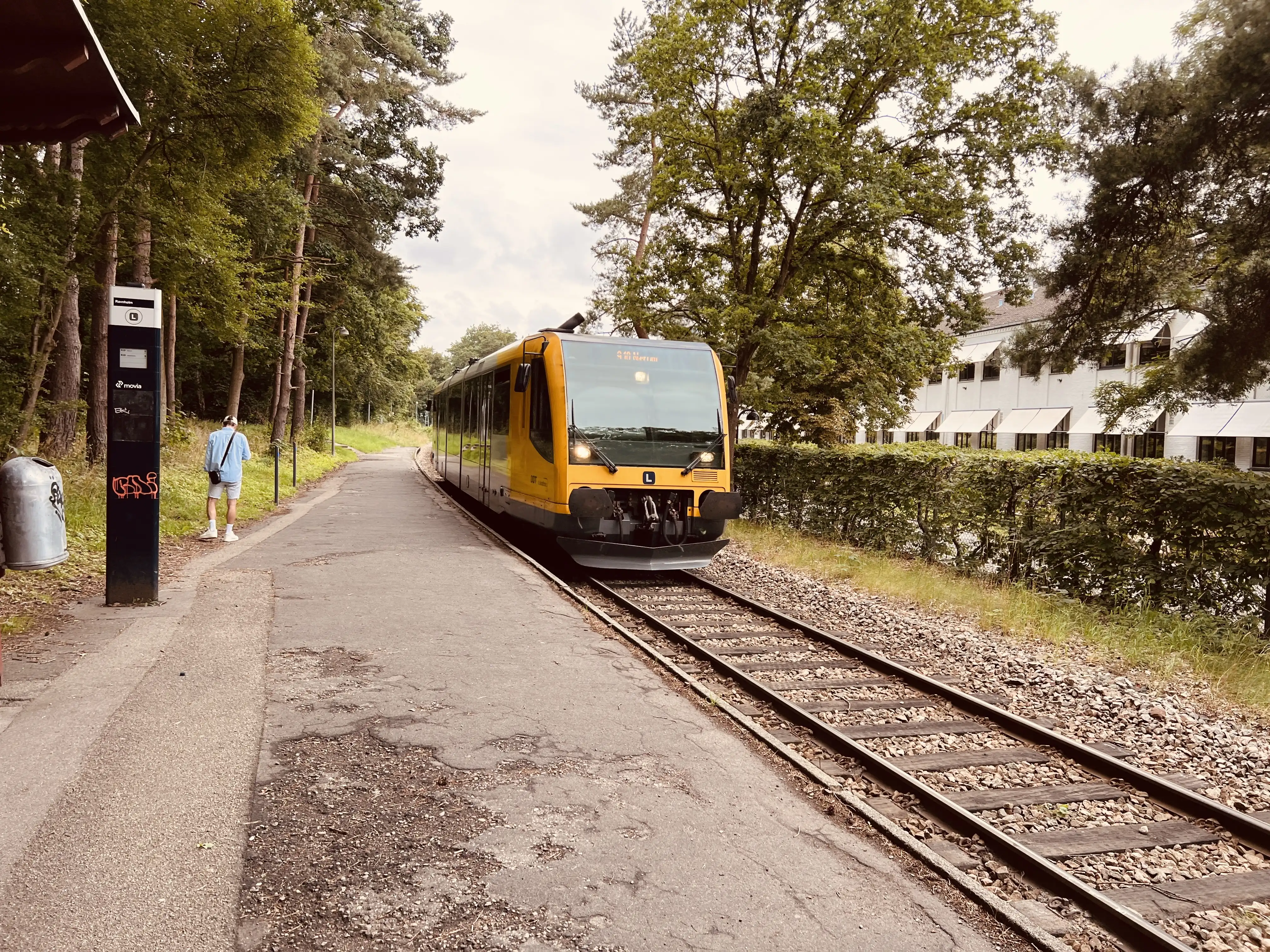 Billede af tog ud for Lyngby Lokal Station.