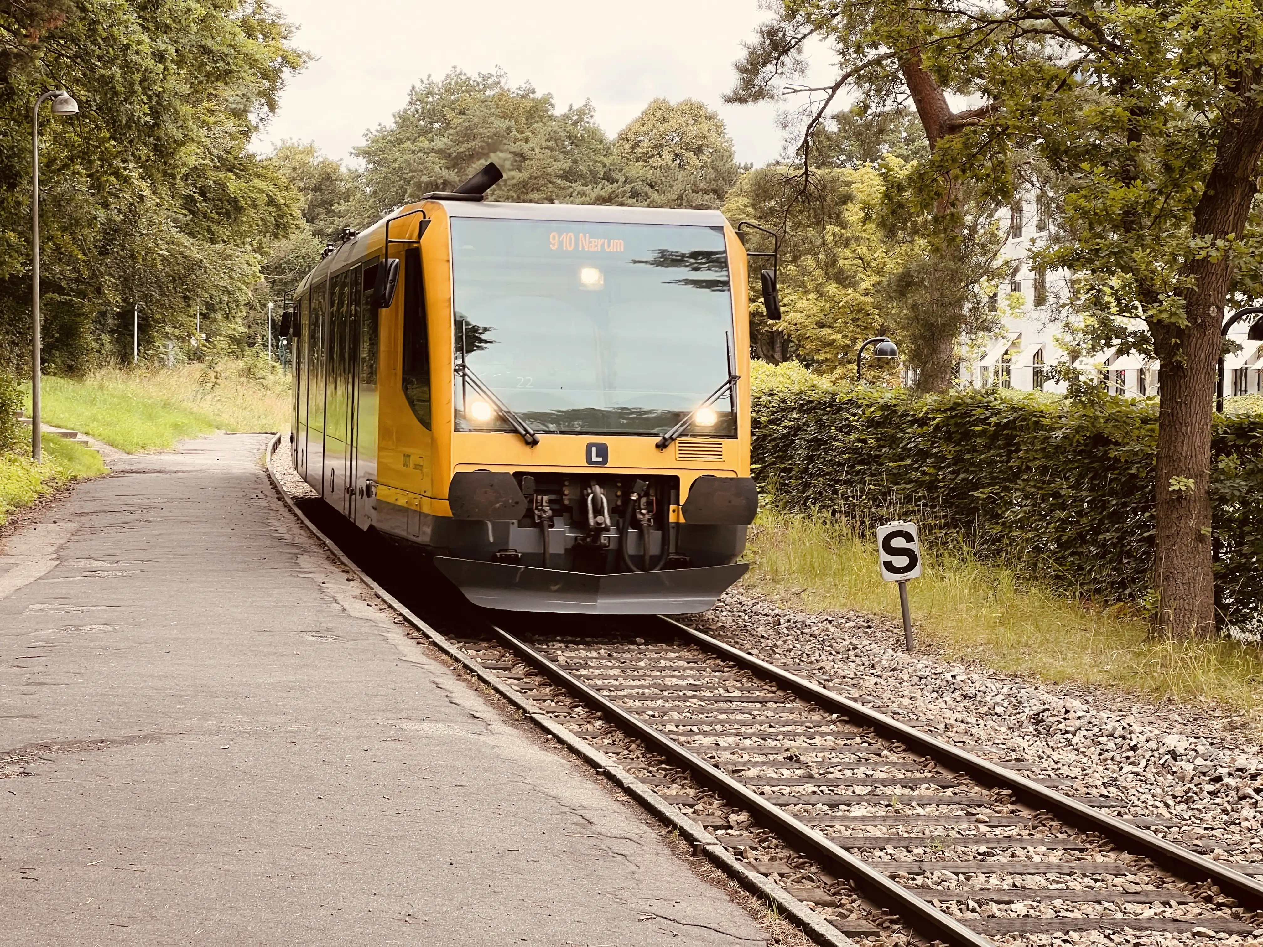 Billede af tog ud for Lyngby Lokal Station.