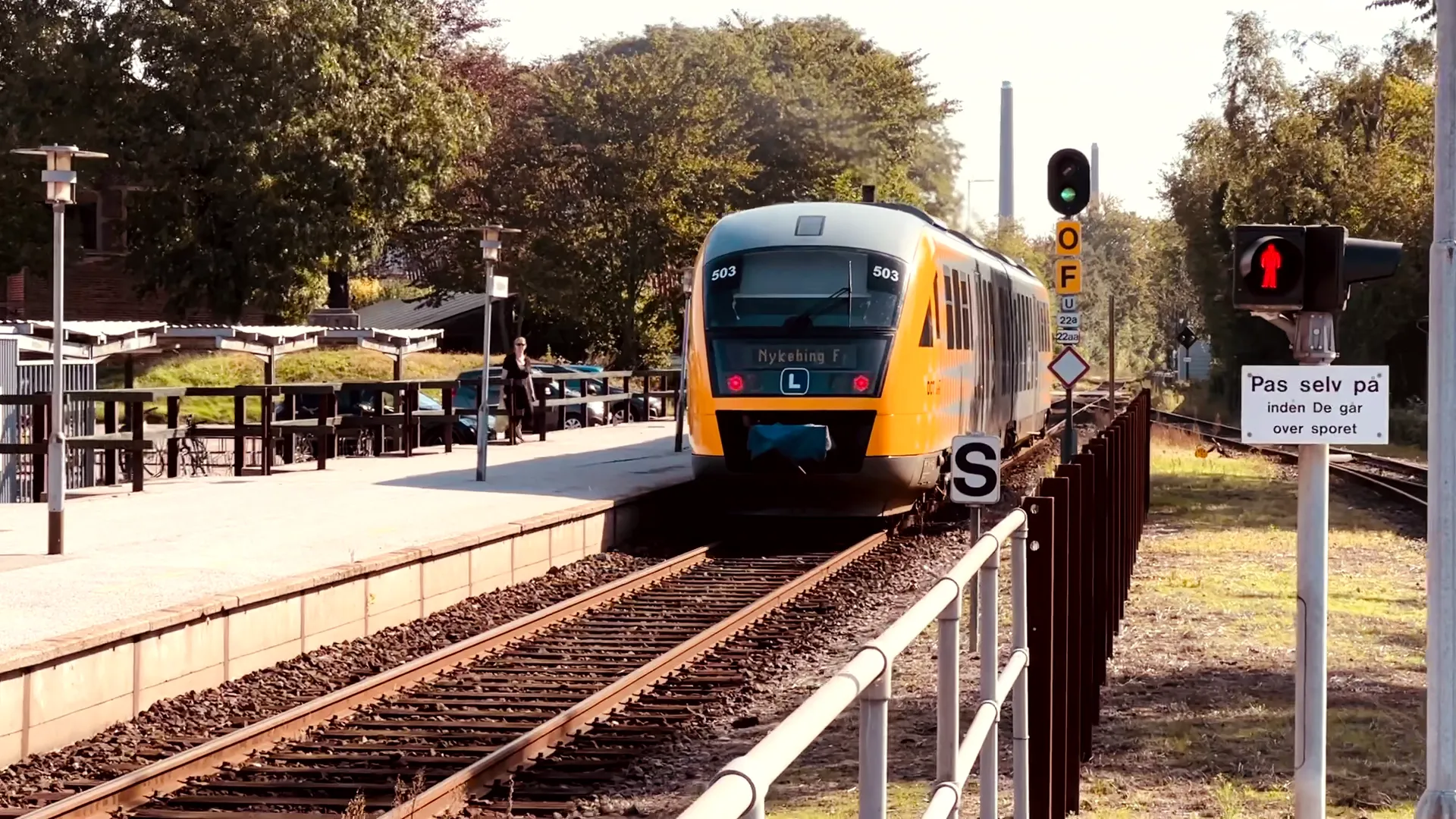 Billede af tog ud for Sakskøbing Station. Billede af tog ud for Sakskøbing Station.