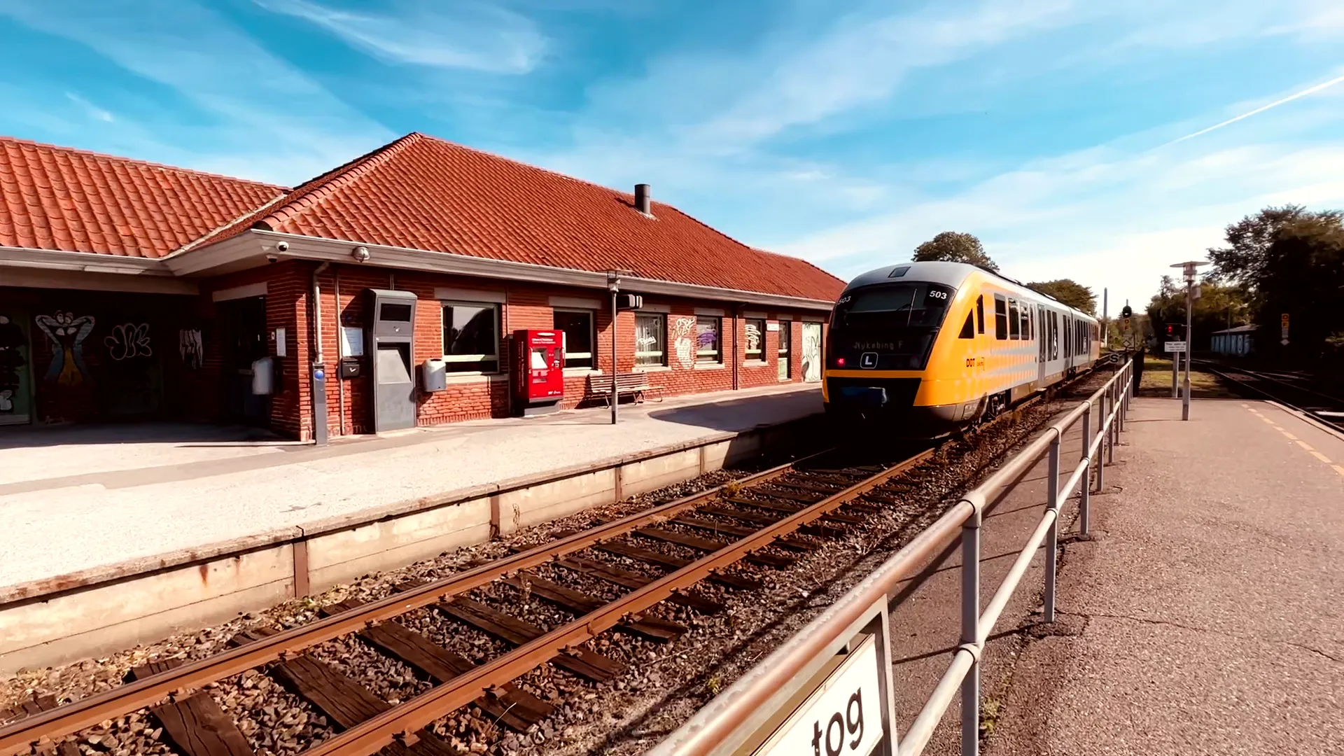 Billede af tog ud for Sakskøbing Station. Billede af tog ud for Sakskøbing Station.