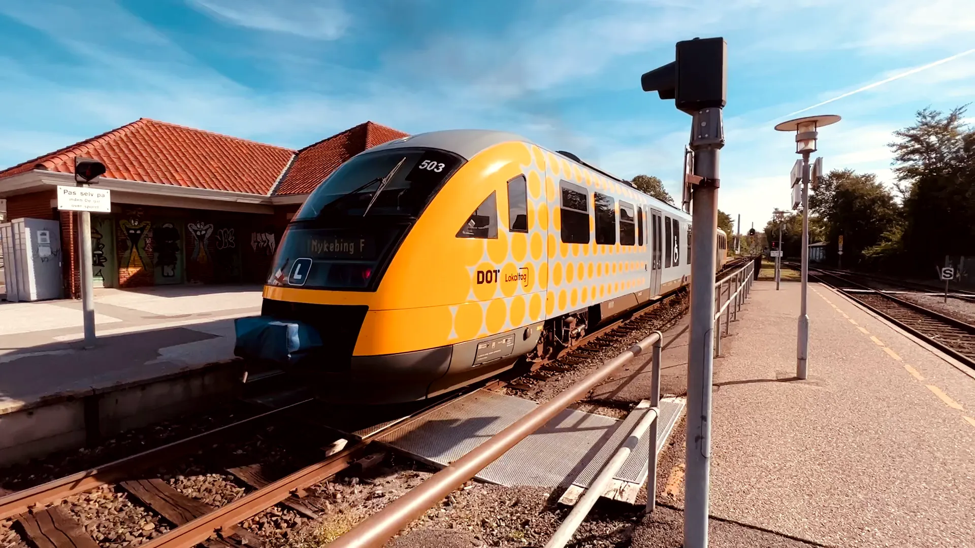 Billede af tog ud for Sakskøbing Station. Billede af tog ud for Sakskøbing Station.