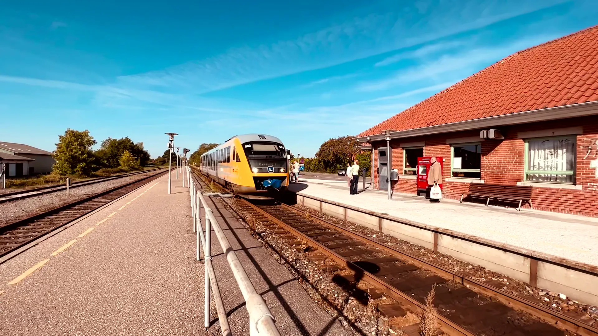 Billede af tog ud for Sakskøbing Station. Billede af tog ud for Sakskøbing Station.
