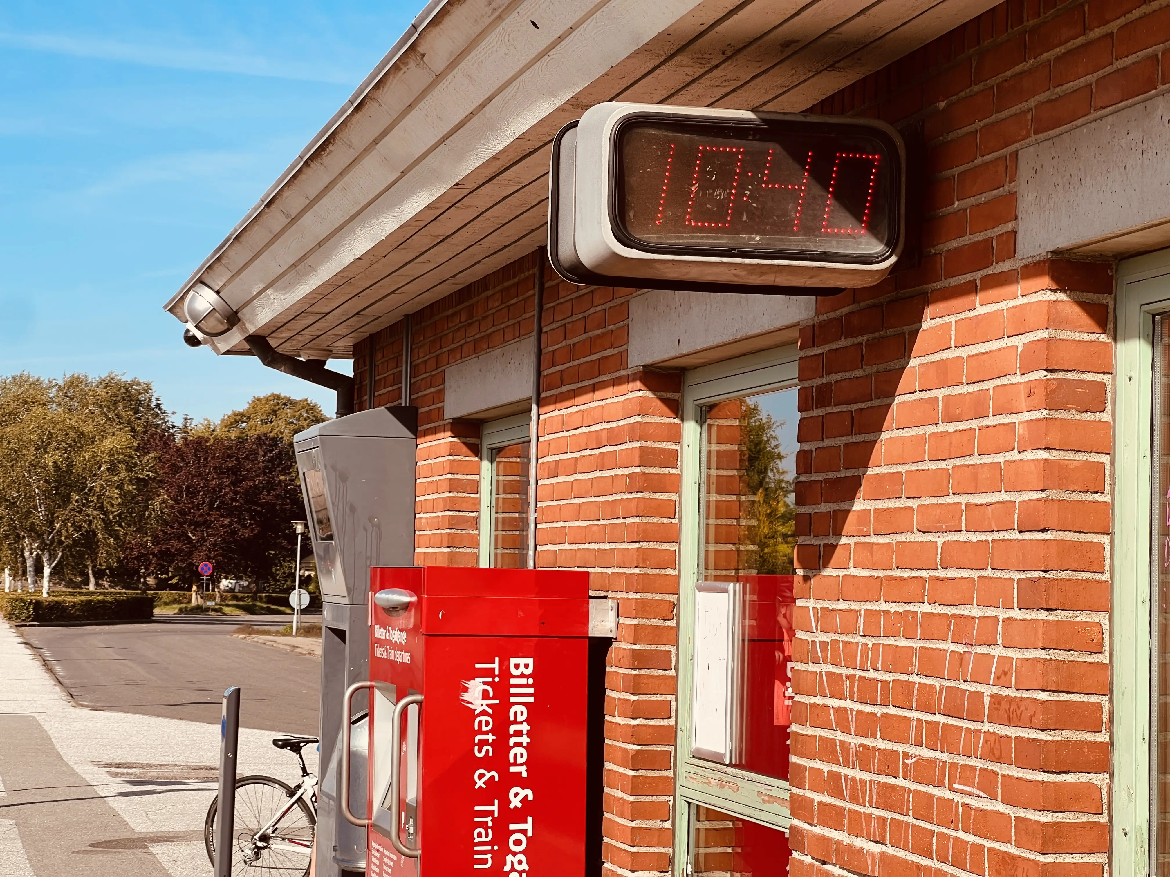 Billede af et "moderne" stationsur på Sakskøbing Station. Billede af et "moderne" stationsur på Sakskøbing Station.