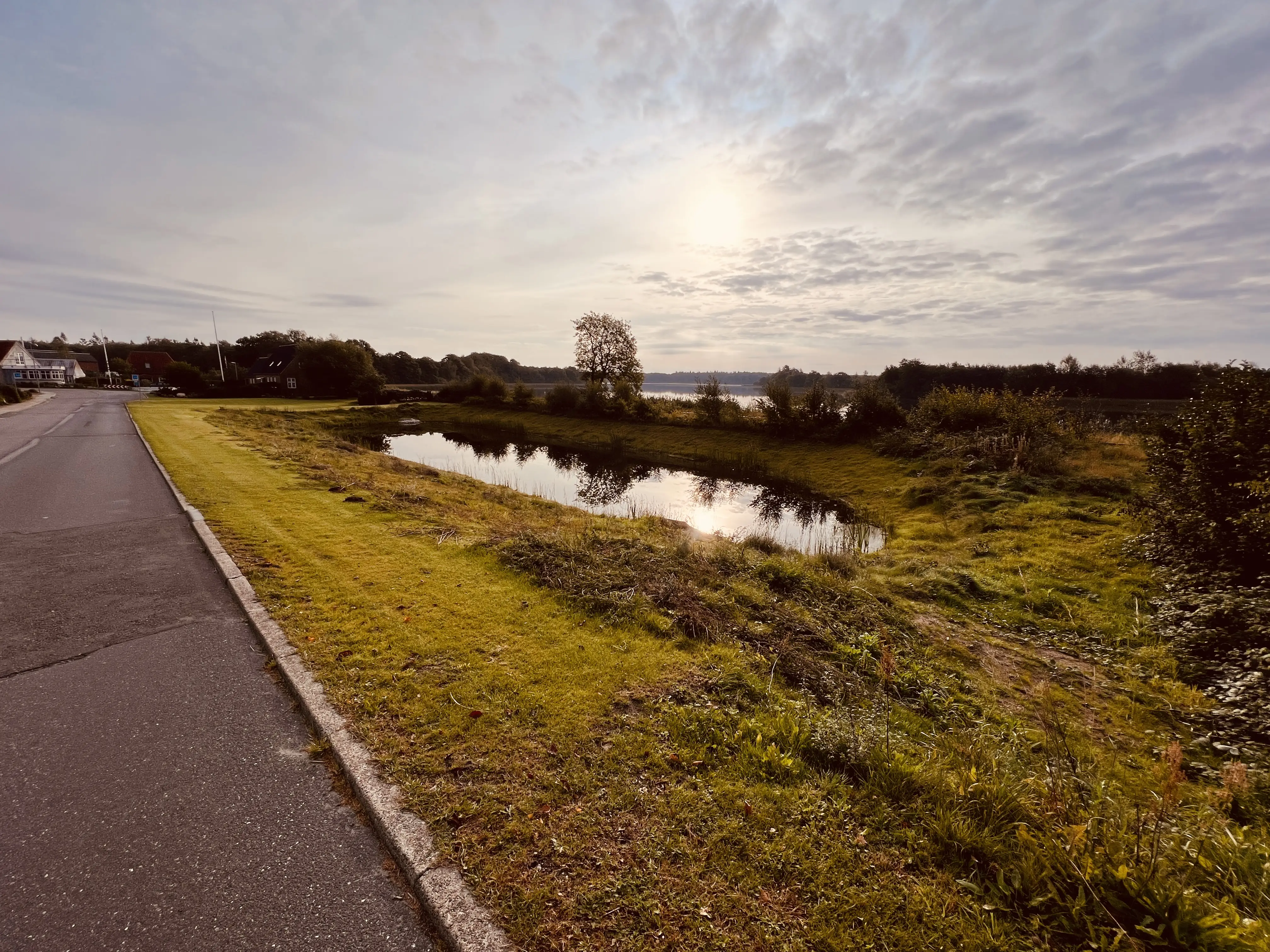 Billede af hvor Tange Billetsalgssted med Sidespor oprindelig lå inden flytningen ca. 100 meter mod vest. Billede af hvor Tange Billetsalgssted med Sidespor oprindelig lå inden flytningen ca. 100 meter mod vest.