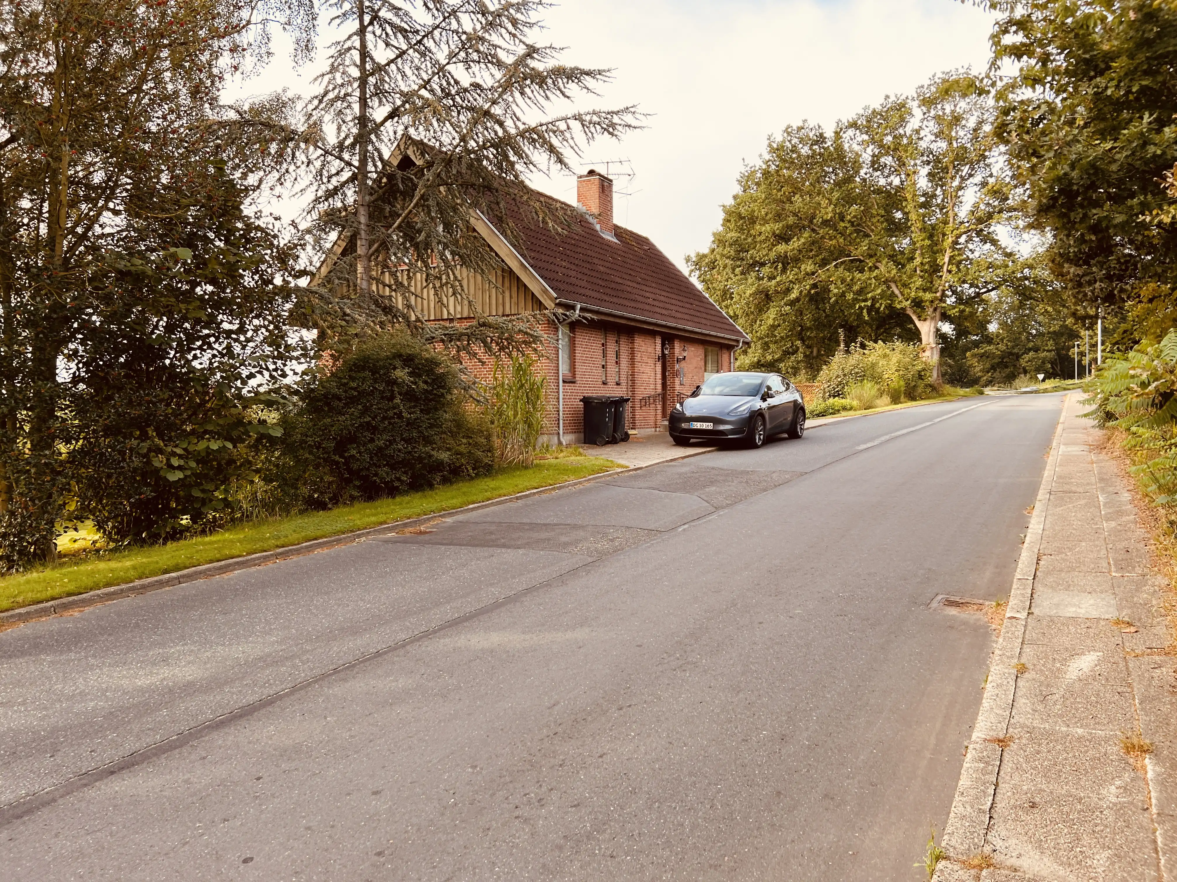 Billede af Tange Billetsalgssted med Sidespor efter flytningen ca. 100 meget mod vest i 1920, hvor funktionen nu kun var vogterhus. Billede af Tange Billetsalgssted med Sidespor efter flytningen ca. 100 meget mod vest i 1920, hvor funktionen nu kun var vogterhus.